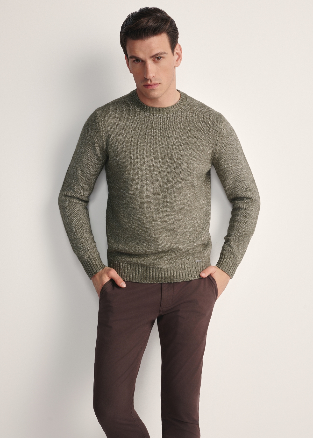 Men's khaki sweater SWEMT-0170-55(Z25), front view of the product on the model. Half of the silhouette visible.