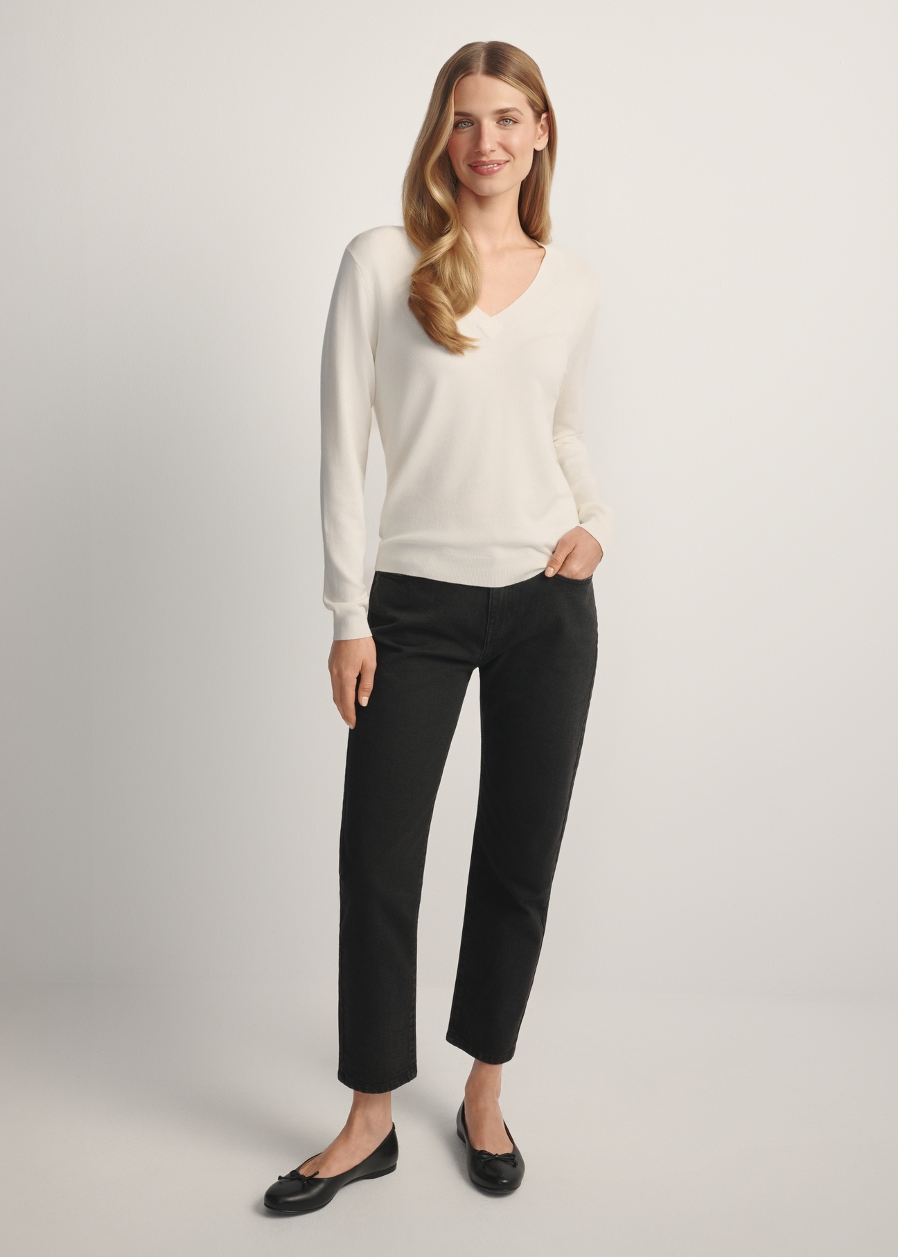 Women's black denim jeans JEADT-0011-99(W26), front view of the product on the model. Full body visible.