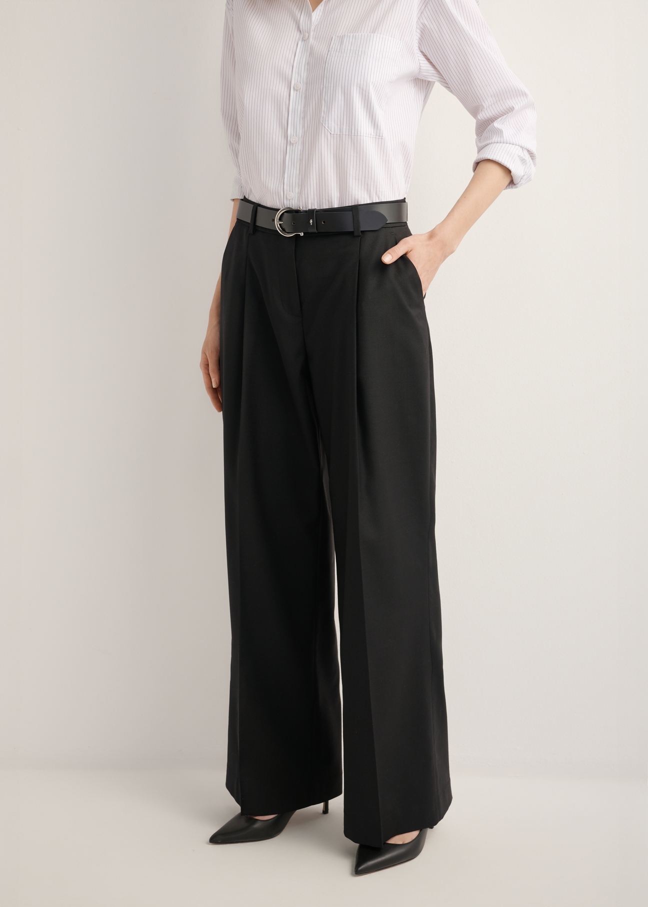 Women's black wide-leg trousers with a crease SPODT-0126-99(Z26), front view of the product on the model. Half of the silhouette visible.