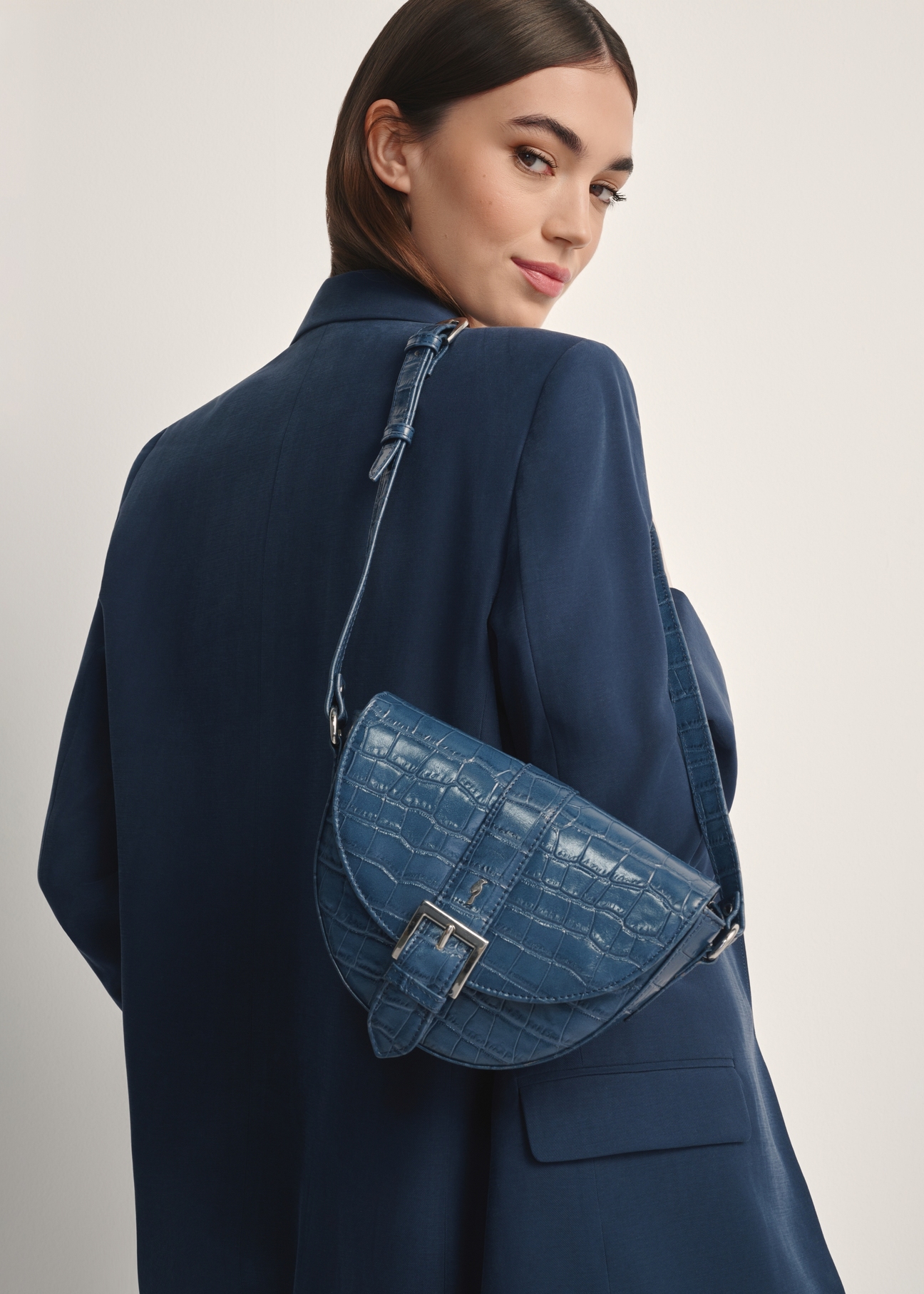 Marineblaue Handtasche aus Krokoleder TORES-0707F-7D(W26), Vorderansicht des Produkts am Model, die Hälfte der Silhouette sichtbar.