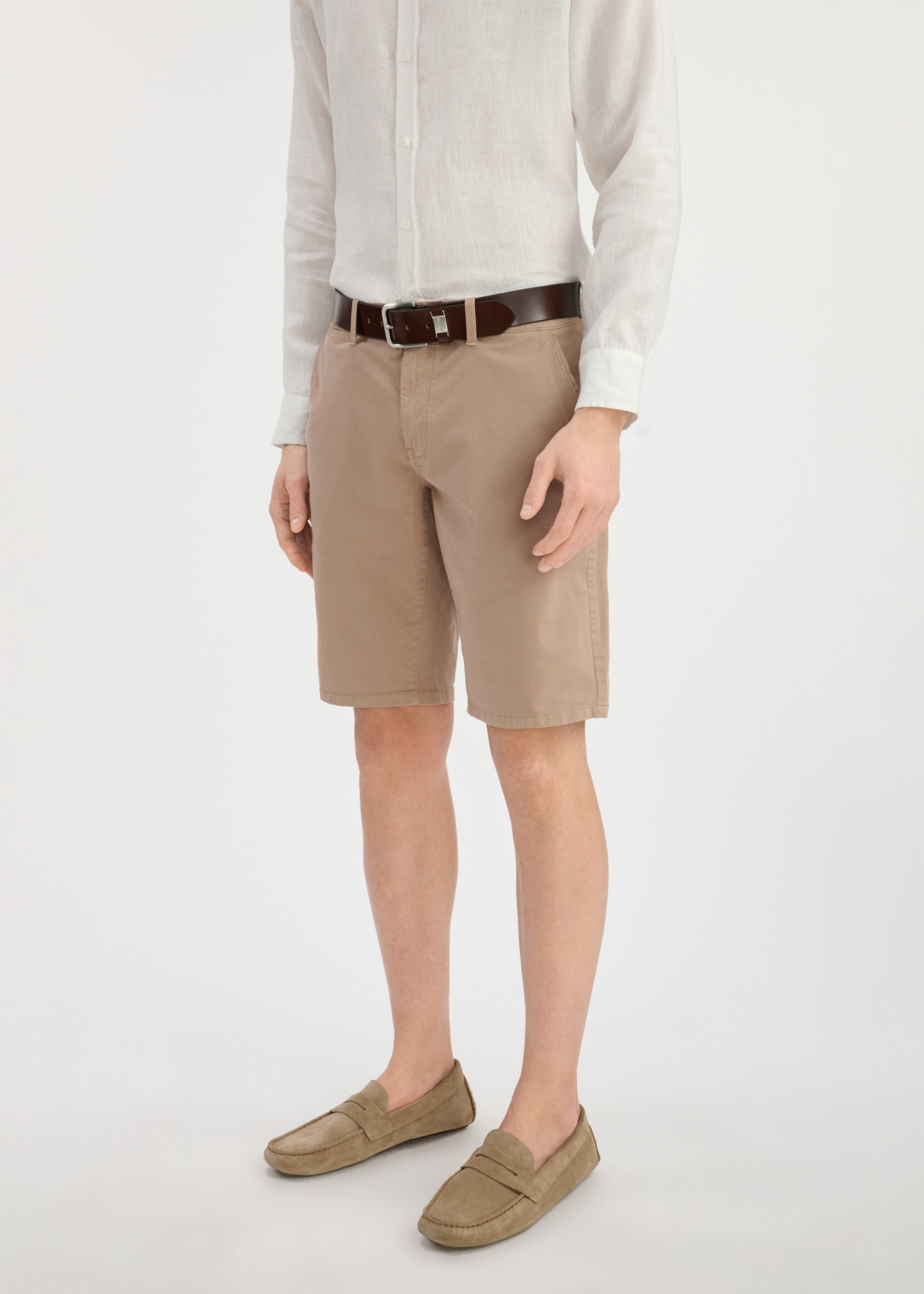 Beige men's shorts SZOMT-0029-81(W25) - front view on a model on a white background. Half of the silhouette visible.