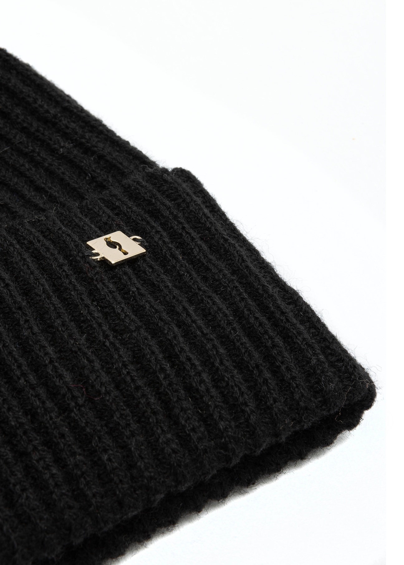 Black women's hat with pompom CZADT-0052A-99(Z25), close-up of the product detail on a white background.