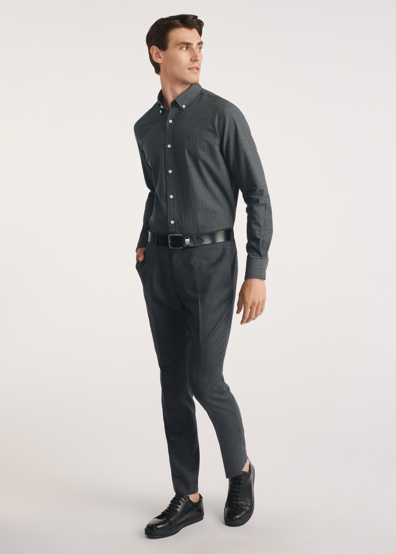 Men's cotton shirt in graphite color KOSMT-0349-95(Z25), front view of the product on the model, the entire silhouette is visible.