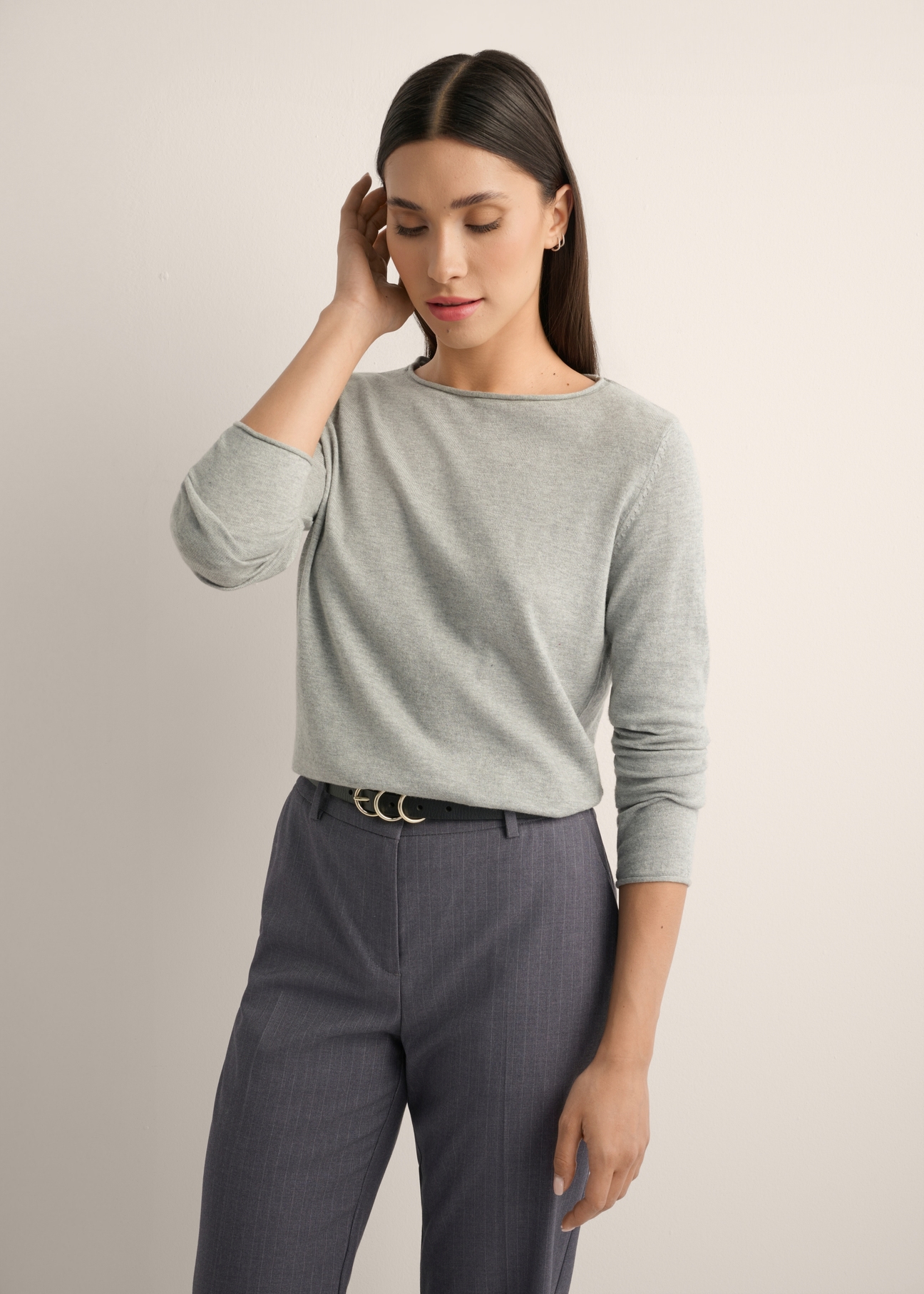 Women's gray cashmere sweater SWEDT-0260-9B(Z26), front view of the product on the model. Half of the silhouette visible.