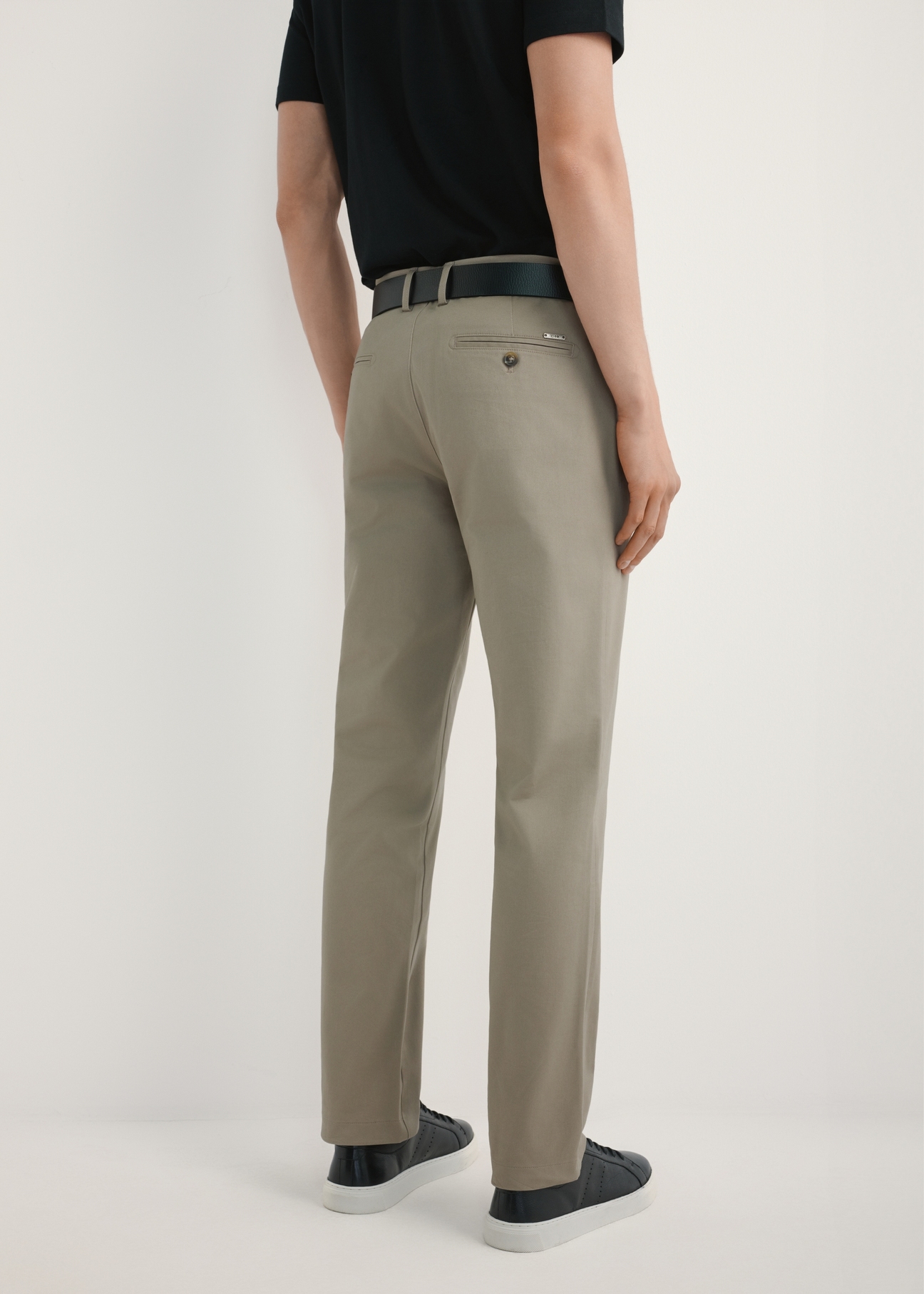 Men's dark beige trousers SPOMT-0121-1K(W26) - back view of the product, on a model, against a light background. Half of the silhouette visible.