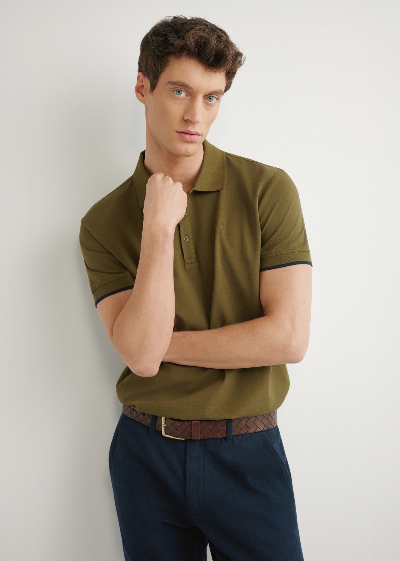 Bawełniana koszulka polo w kolorze khaki POLMT-0045B-8D(W26) - widok produktu z przodu, na modelu na jasnym tle. Widoczna sylwetka do połowy.