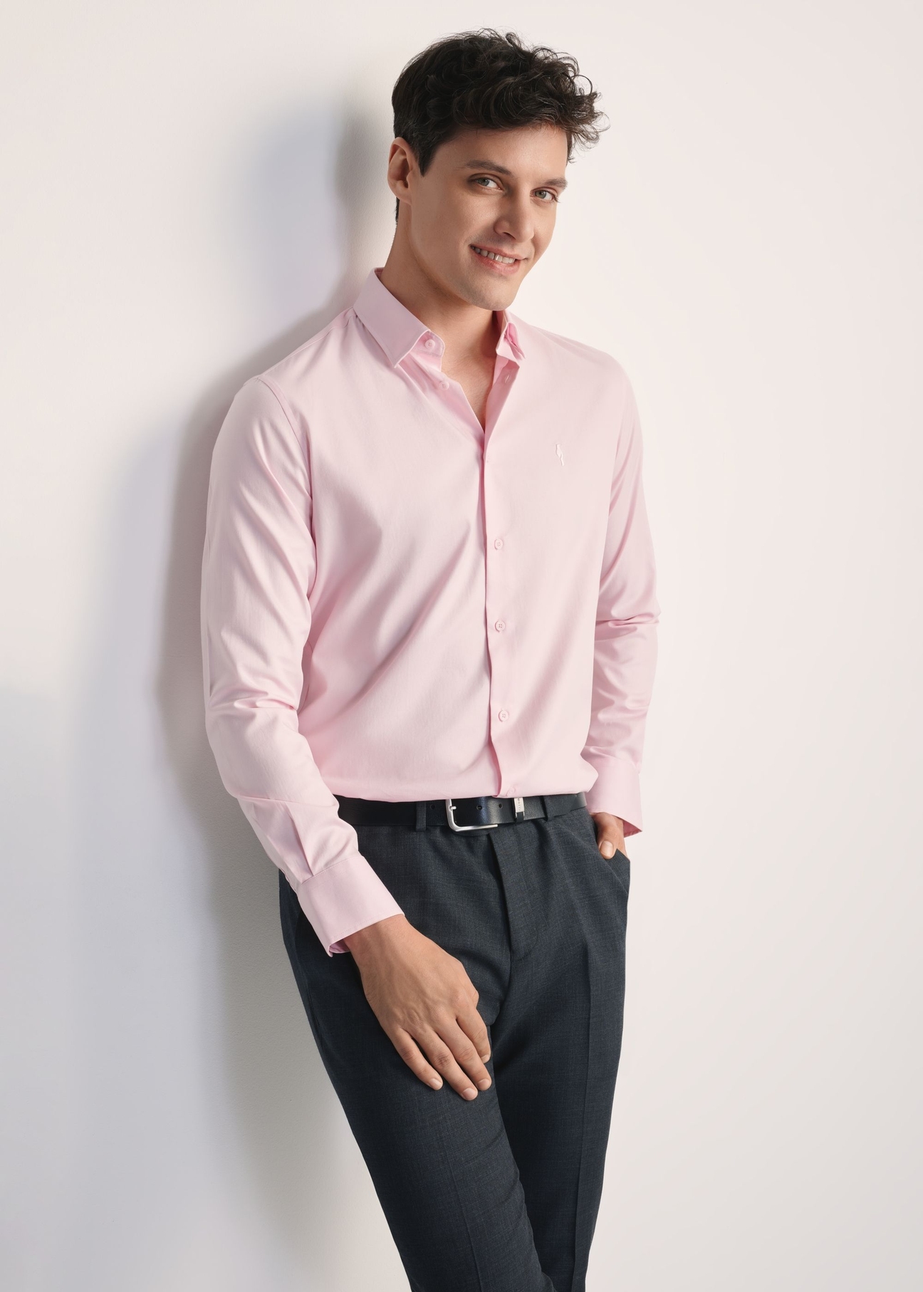 Pink men's shirt KOSMT-0351-34(Z25) - front product view on a model on a white background. Knee-length silhouette visible.