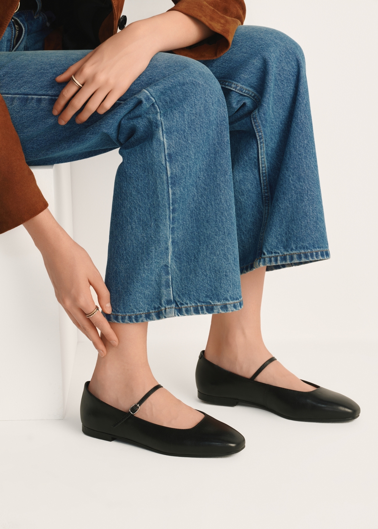Women's black leather ballet flats BUTYD-1205-99(Z25), diagonal view of the product on the model, half of the silhouette visible.