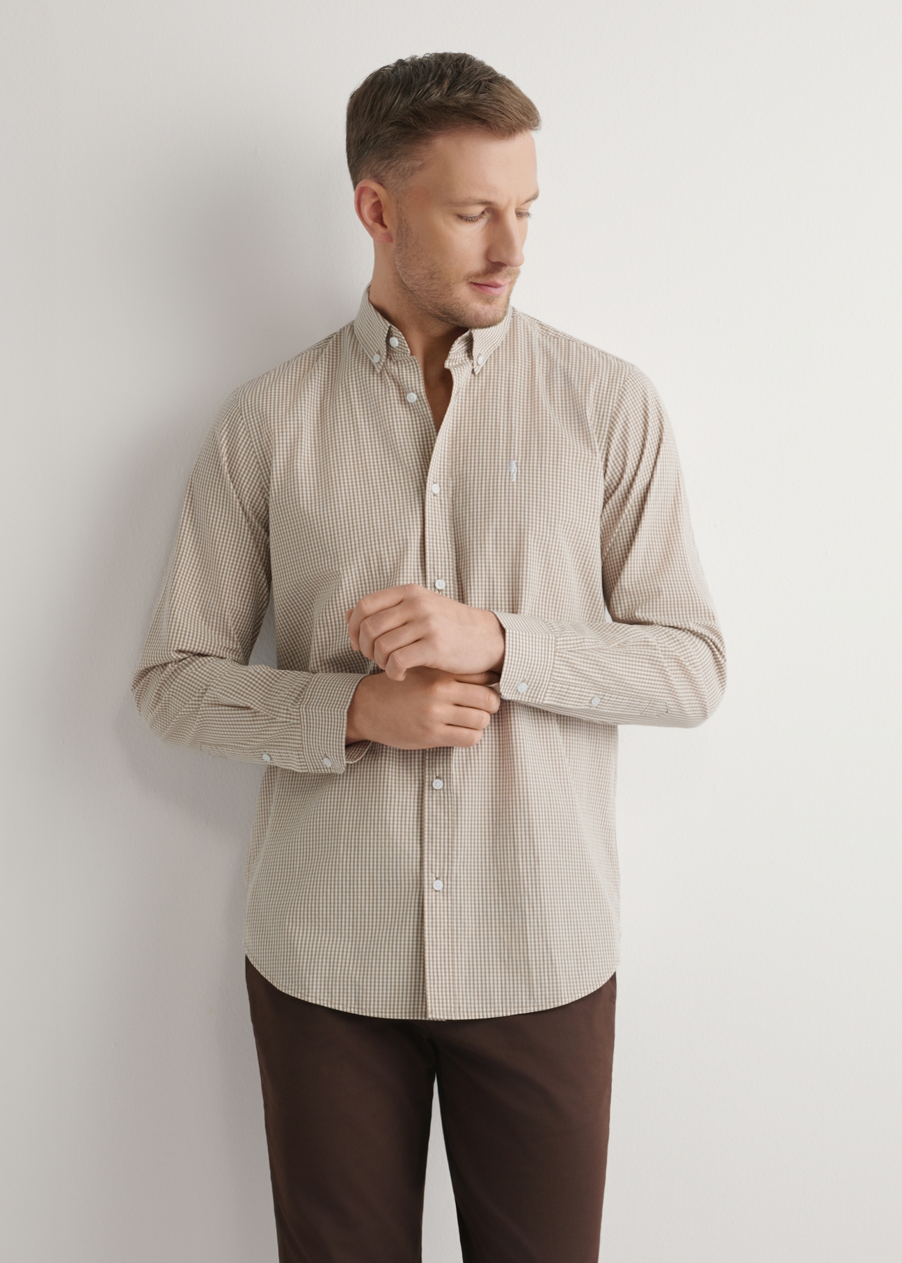 Men's camel checkered shirt KOSMT-0360-1D(W26), front view of the product on the model. Half of the silhouette visible.