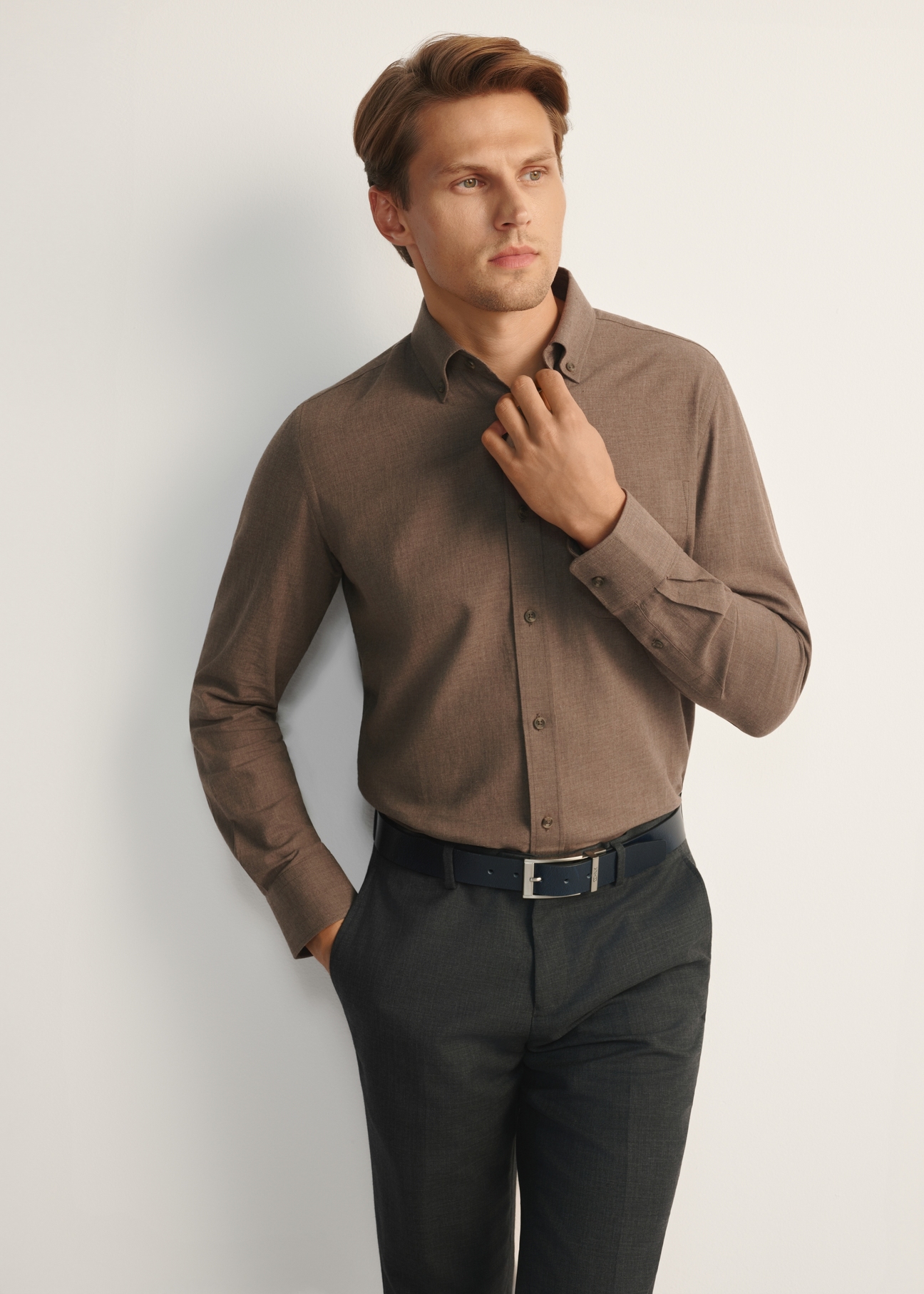 Men's brown shirt KOSMT-0299A-90(Z25), front view of the product on the model. Half of the silhouette visible.
