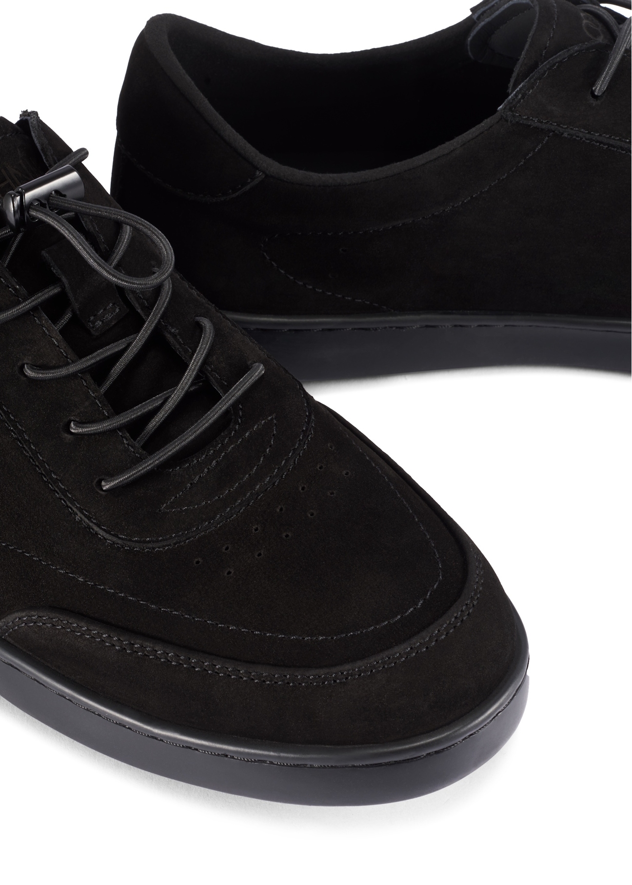 Black men's leather shoes BUTYM-0529-99(W26), close-up of the product detail on a white background.