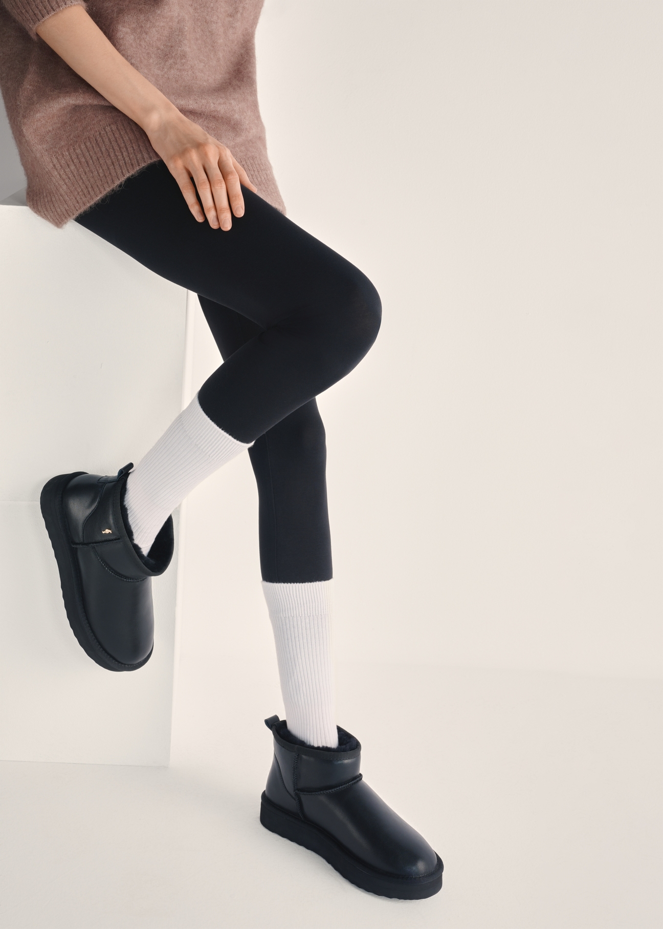 Women's black leather snow boots BUTYD-1219-99(Z25), product view on the model's feet.