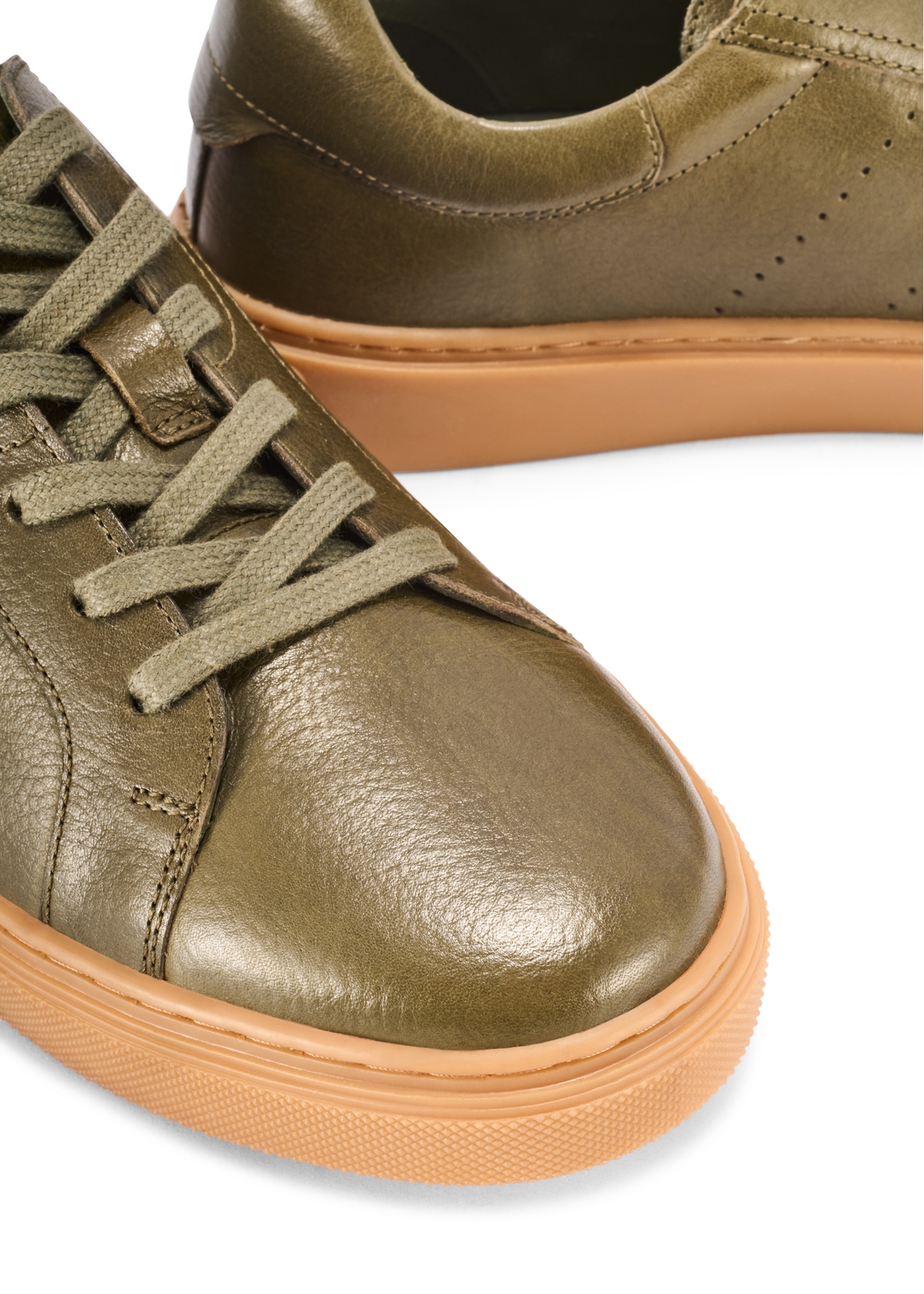 Men's khaki leather sneakers BUTYM-0486-8D(W26), close-up of the product detail on a white background.