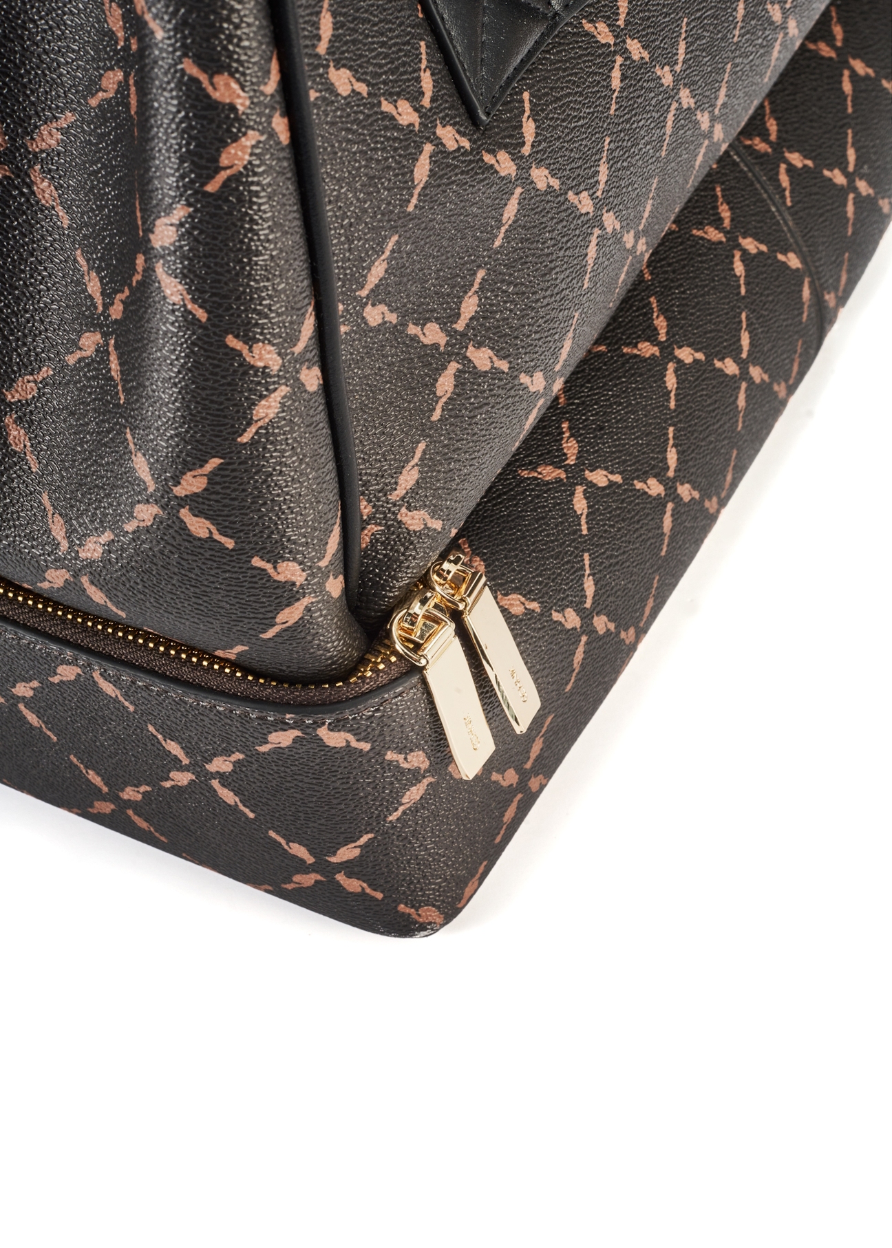 Brown travel bag with monogram TOREC-1079-89(Z25), detail view of the product from the back on a white background, close-up of the zipper.