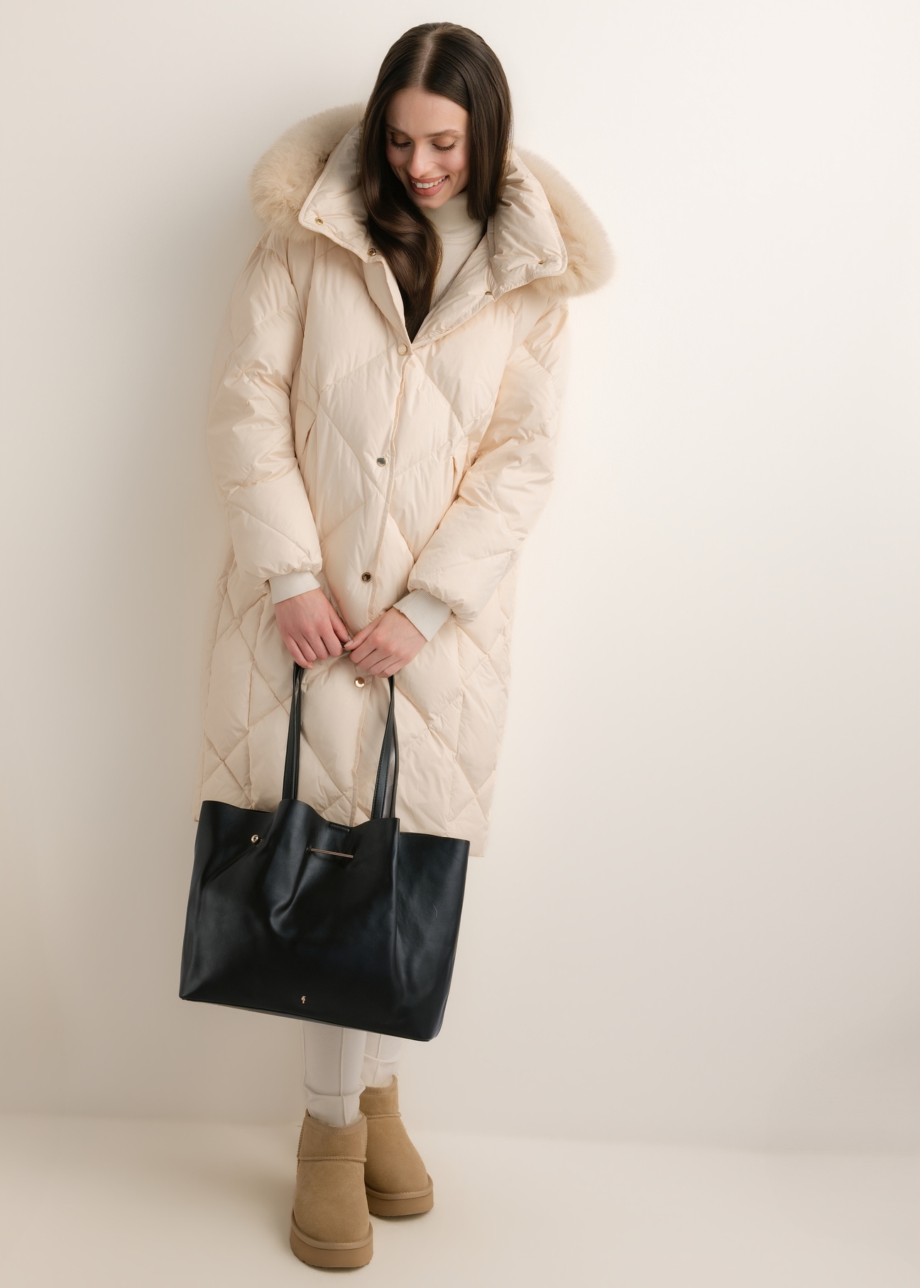 Large black shopper bag TOREC-1386-99(Z26); front view of the product held in a model's hands, against a light background.