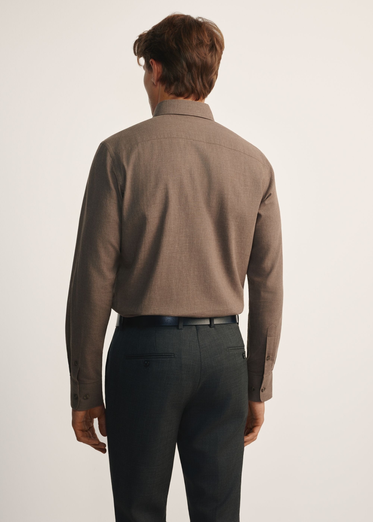 Men's brown shirt KOSMT-0299A-1I(Z26), back view of the product on the model. Half of the silhouette visible.
