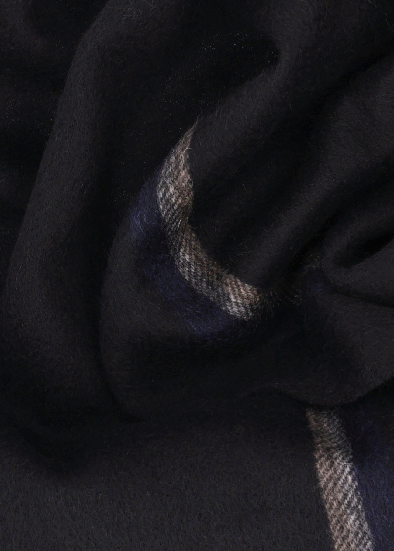 Men's woolen black scarf SZAMT-0090-9J(Z26), close-up of the product material on a white background.