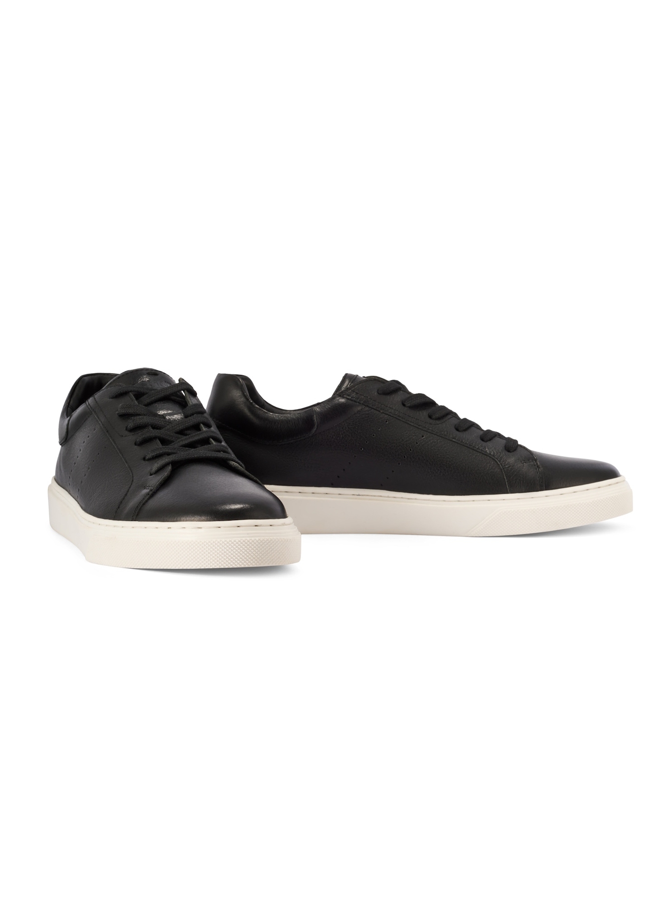 Men's black leather sneakers BUTYM-0486-99(W26), diagonal product view on a white background.