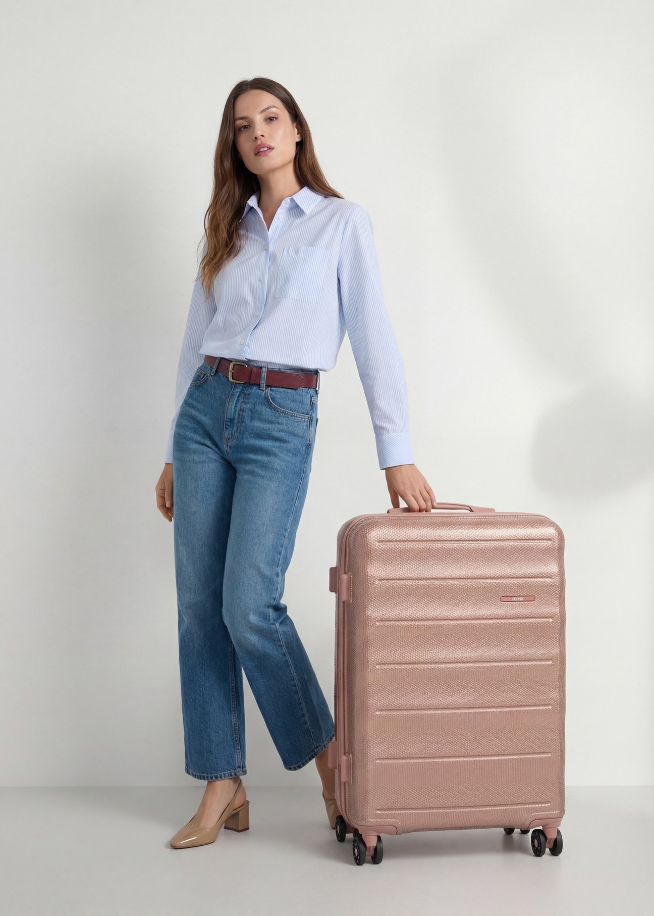 Large suitcase on wheels WALPC-0015-5B-28(W26), front view of the product next to the model's silhouette.