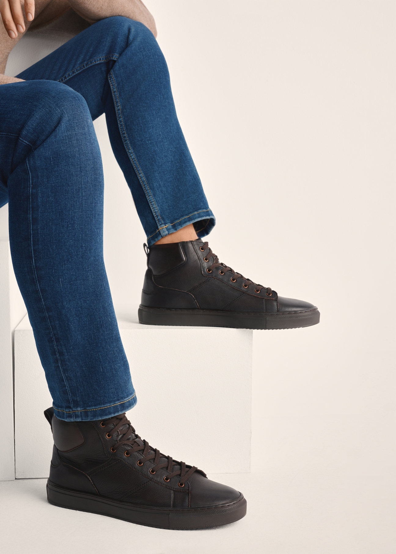 Men's brown leather sneakers BUTYM-0520-89(Z25) - side view of the product modeled on a white background. Knee-length silhouette visible.