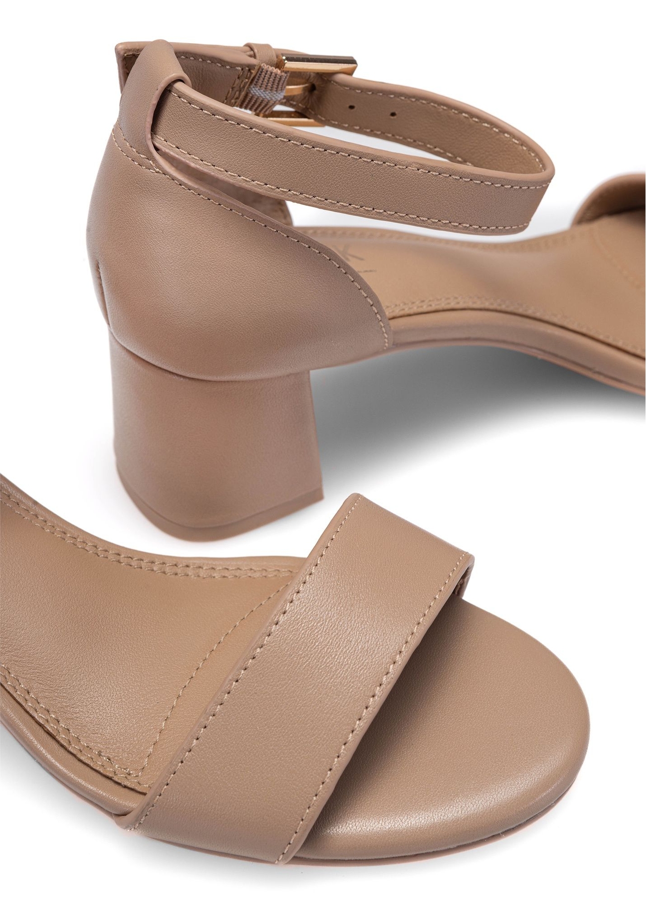 Beige women's leather sandals BUTYD-1179-1B(W26), close-up of the product on a white background.