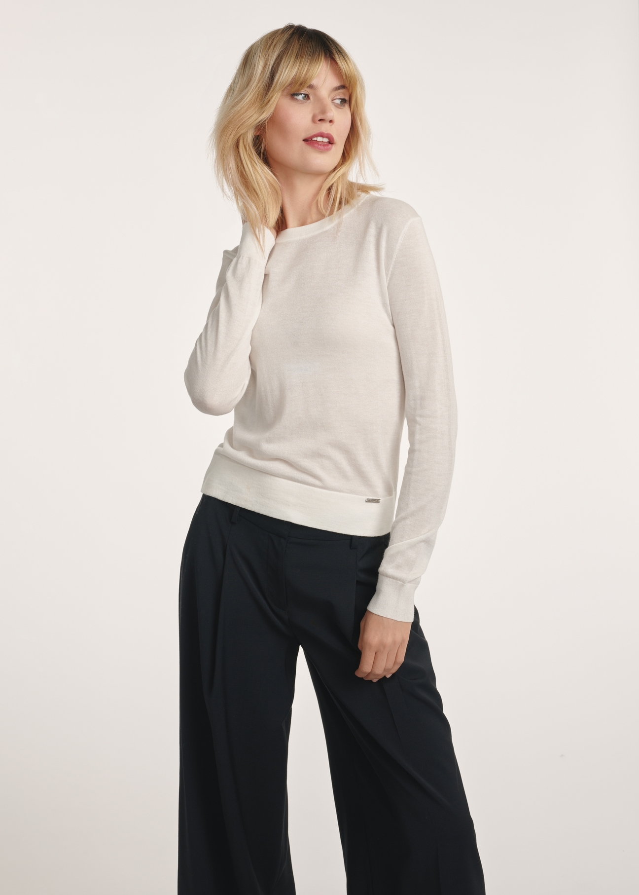 Cream women's blouse with long sleeves LSLDT-0054-12(Z25), product visible from the front on the model, half of the silhouette visible.