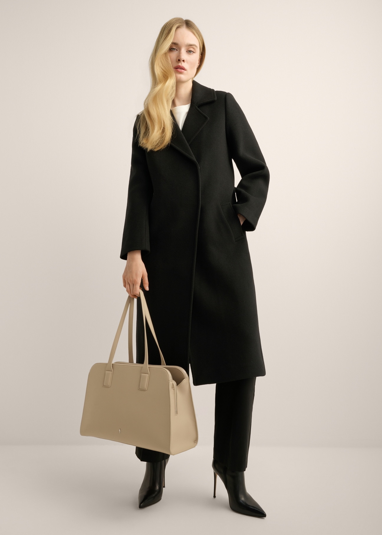 Large ecru handbag TOREC-1323-0B(Z26). Model shot.