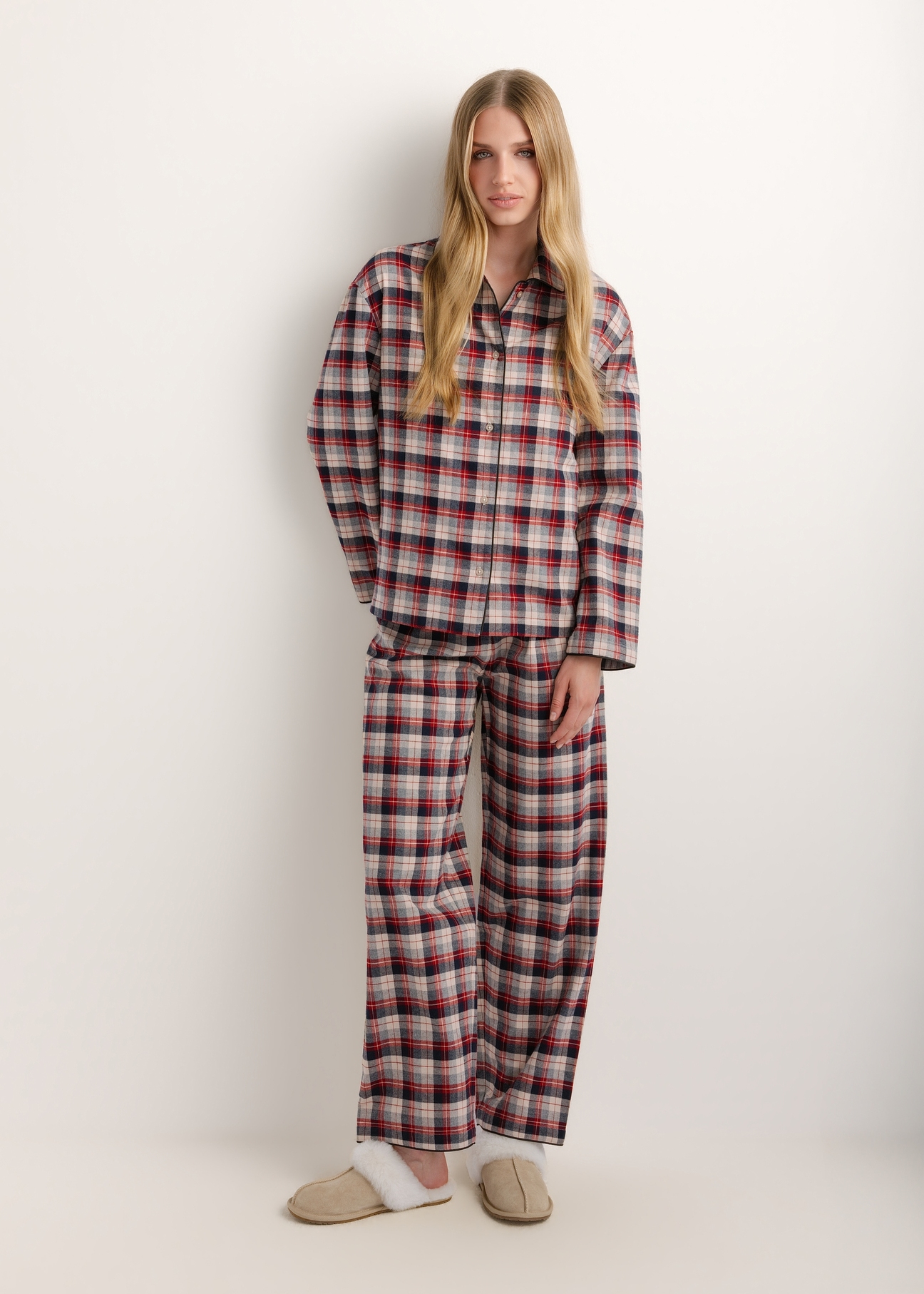 Two-piece women's pyjama set PZMDT-0002-00(Z26), front view of the product on a model. Full-body view.