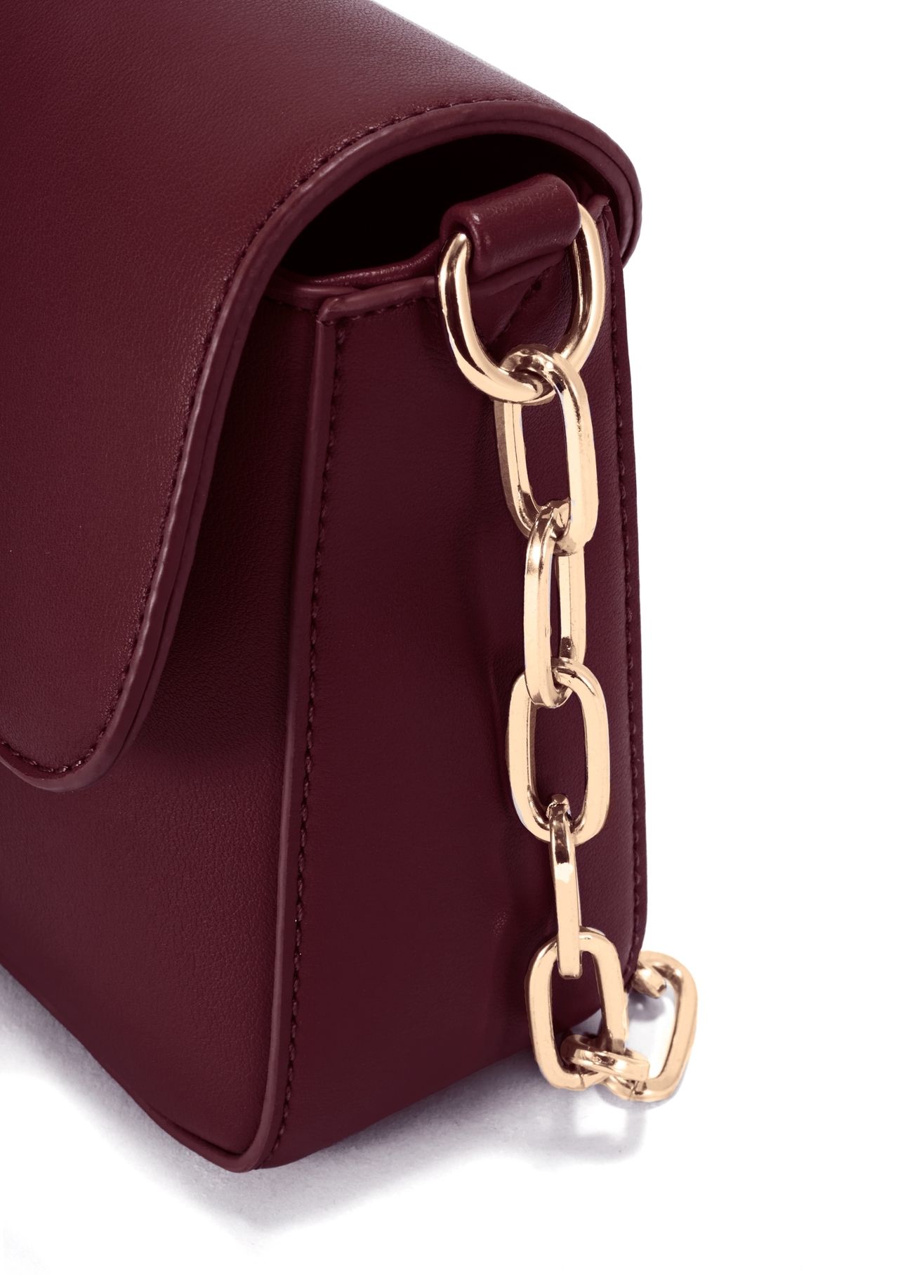 Women's burgundy messenger bag with chain TOREC-0767C-49(Z25), close-up of product detail, view on white background.
