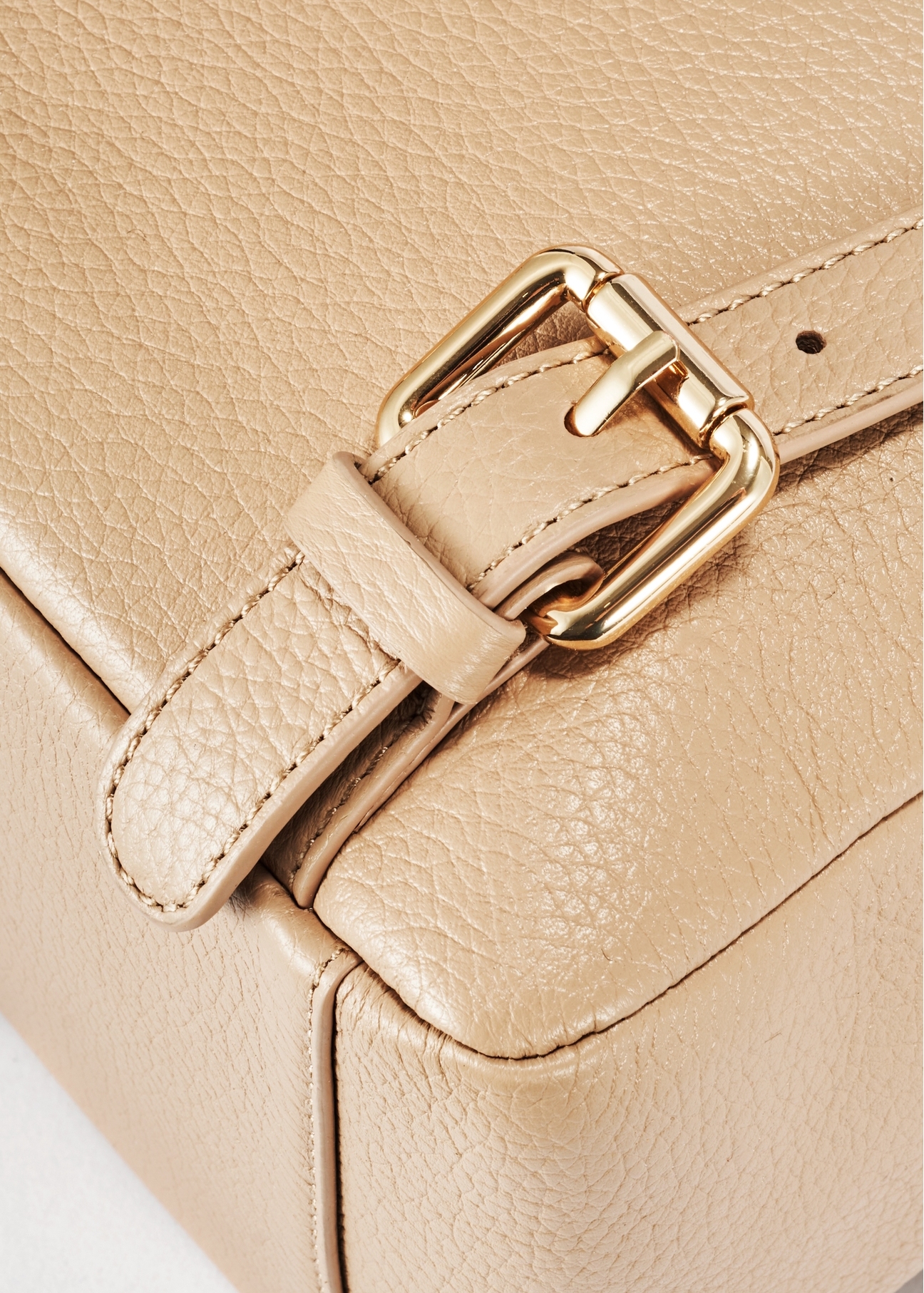 Beige leather women's backpack TORES-0898D-81(Z25), detail view of the product on a white background, close-up of the buckle.