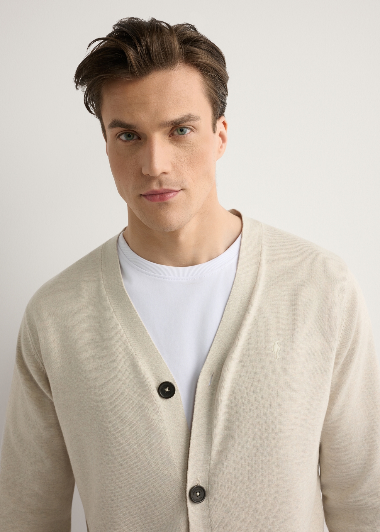 Light beige men's cotton cardigan KARMT-0003-1A(W26), close-up of the product on the model's silhouette.