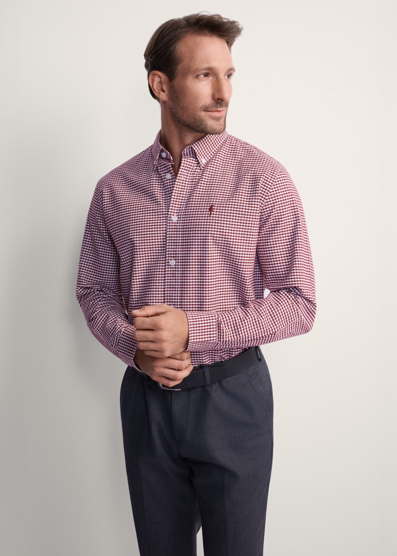 Men's burgundy checkered shirt KOSMT-0345-49(Z25), front view of the product on the model, half of the silhouette visible.
