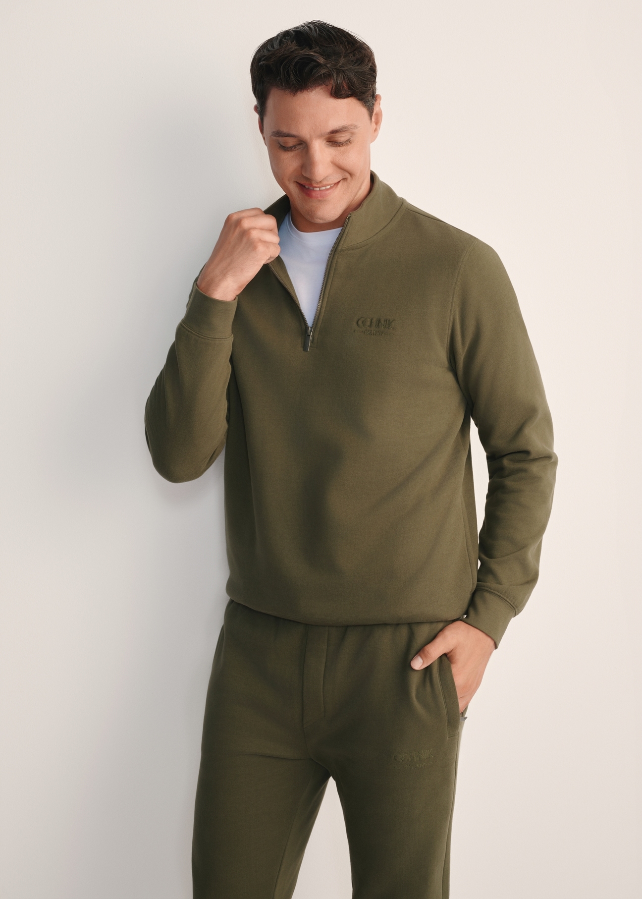 Men's khaki sweatshirt without hood BLZMT-0067-55(Z25), front view of the product on the model. Half of the silhouette visible.