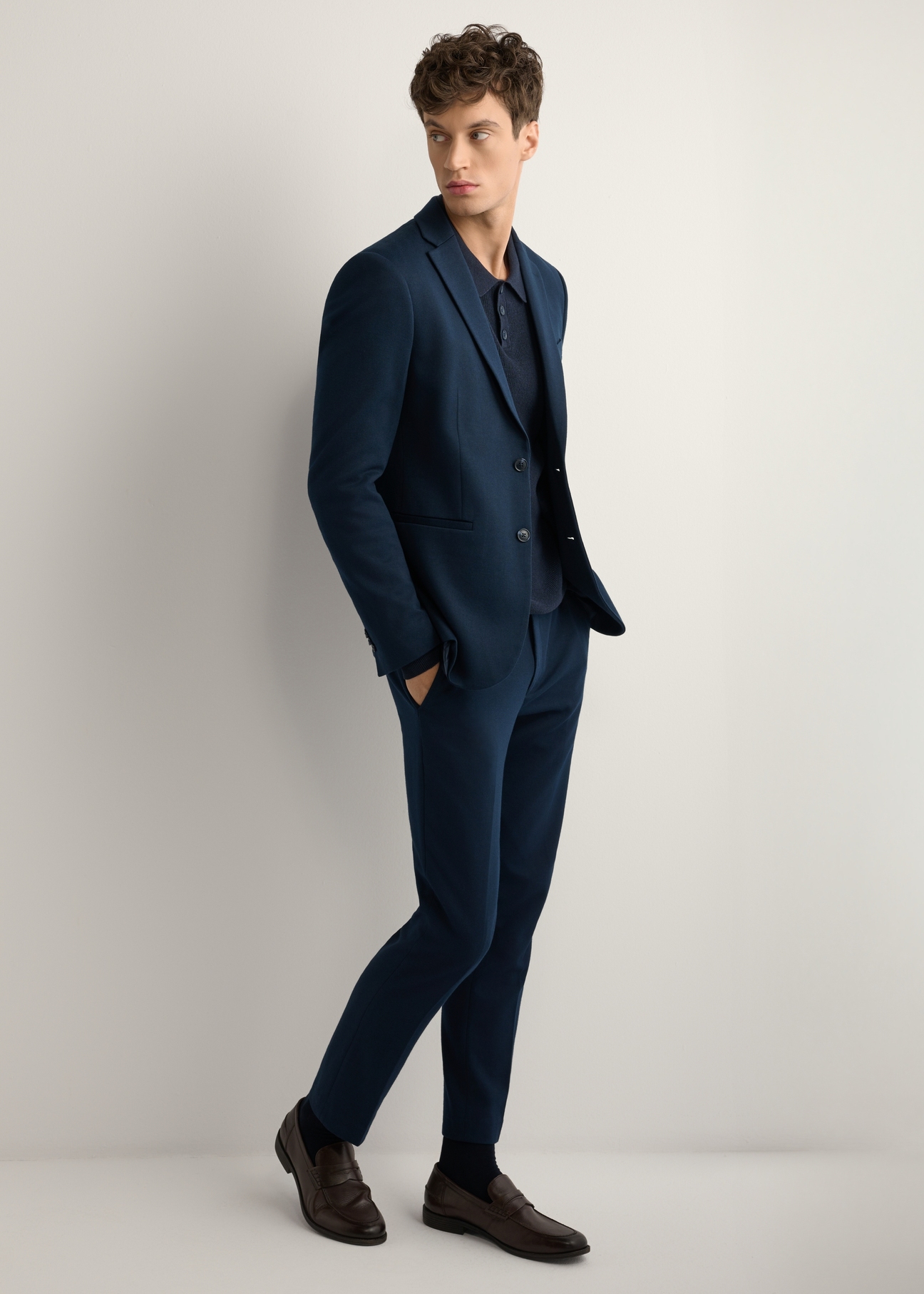 Men's navy blue trousers SPOMT-0115-7E(W26), side view of the product on the model. Full silhouette visible.