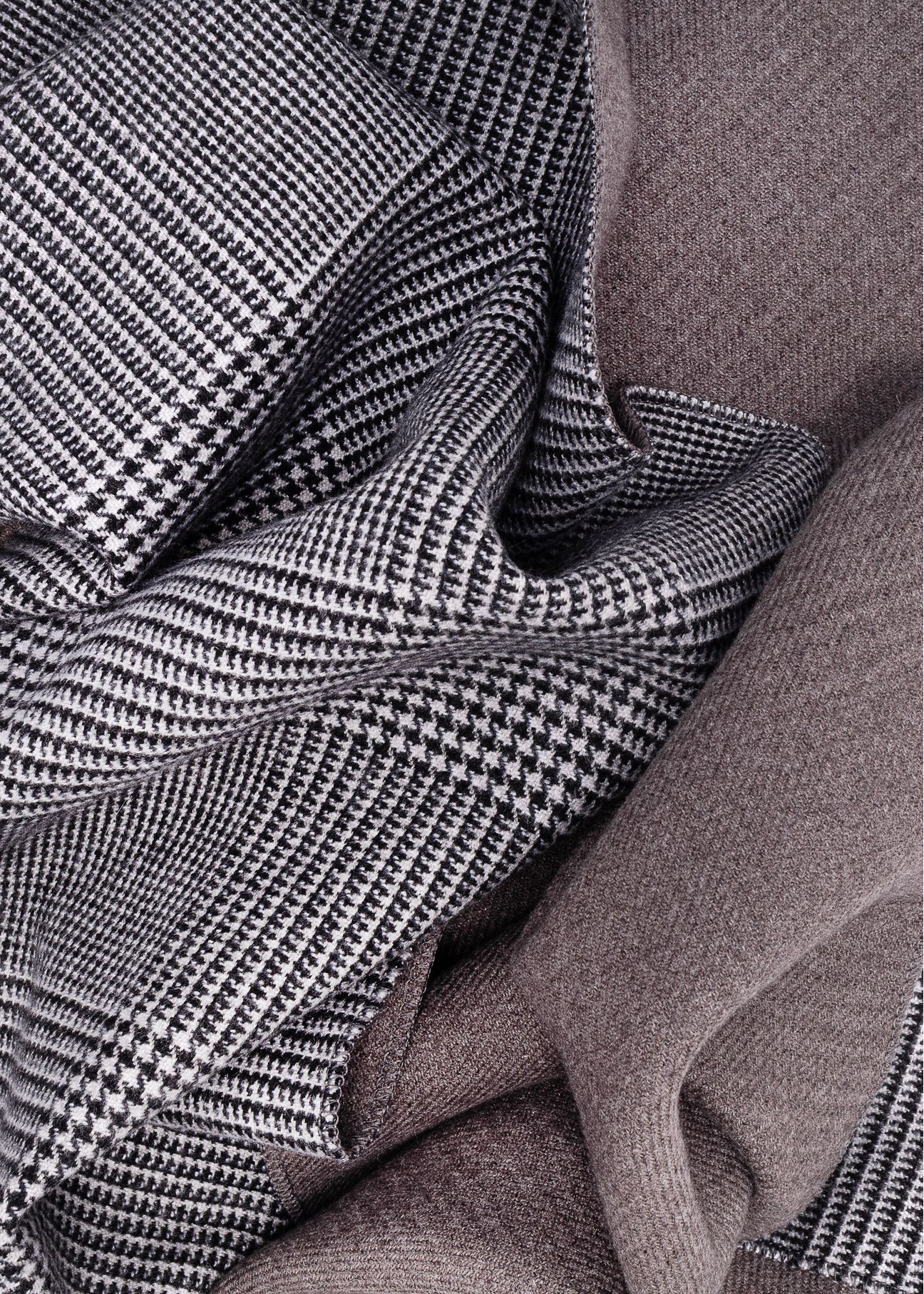 Gray men's checkered scarf SZAMT-0081A-98(Z25) - close-up of the detail on a white background.