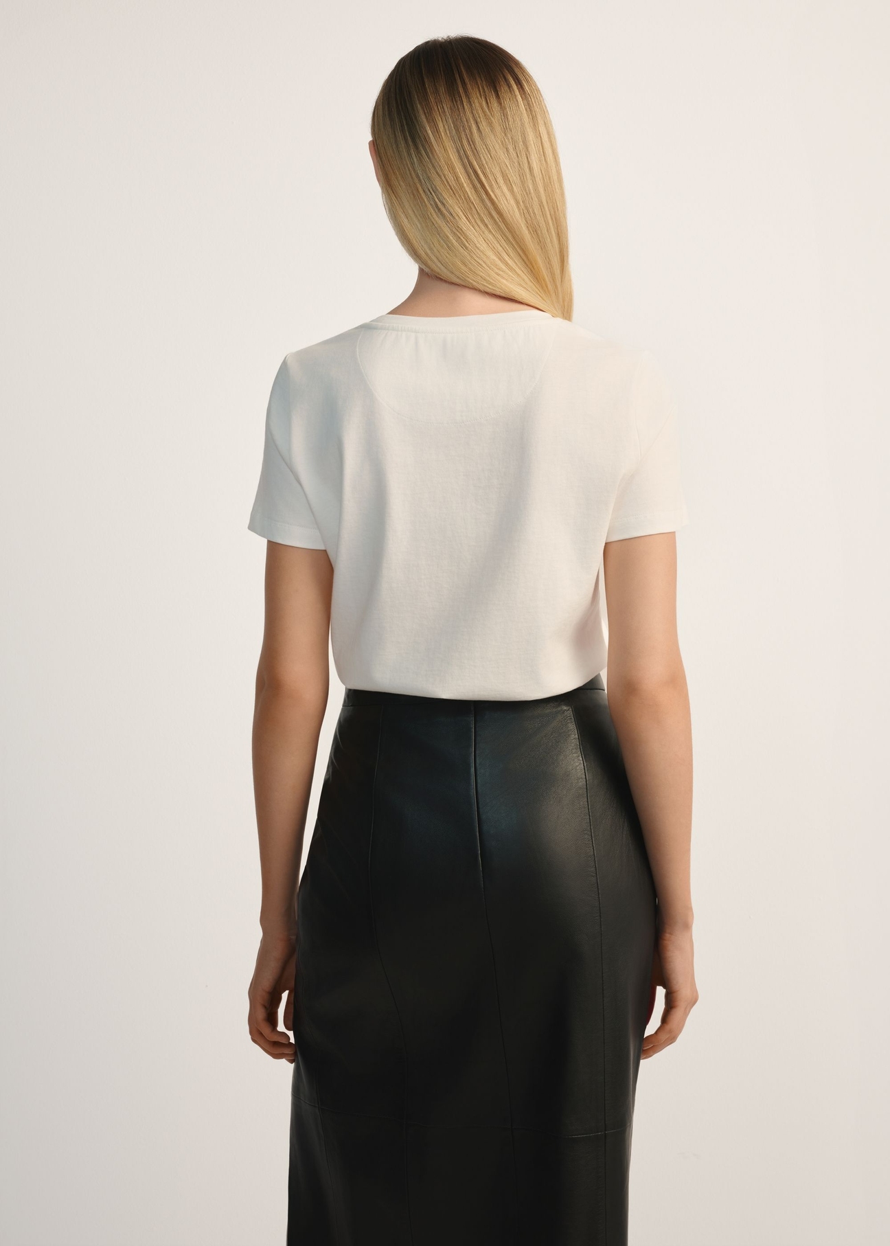 Cream women's T-shirt with logo TSHDT-0148-0B(Z26), back view of the product on the model. Half of the silhouette visible.