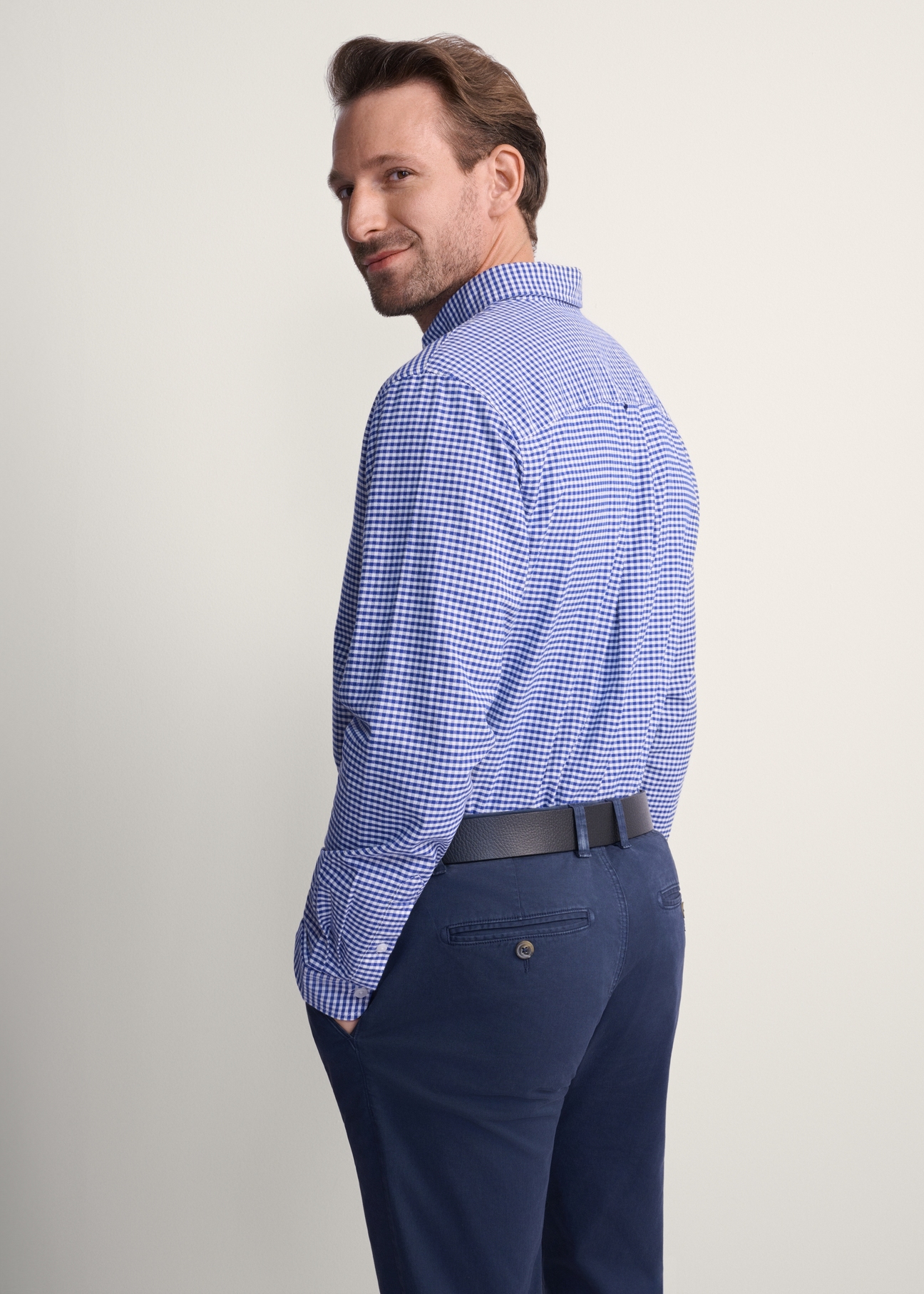 Men's navy blue checkered shirt KOSMT-0345-17(Z25), product view from the back on the model, half of the silhouette visible.