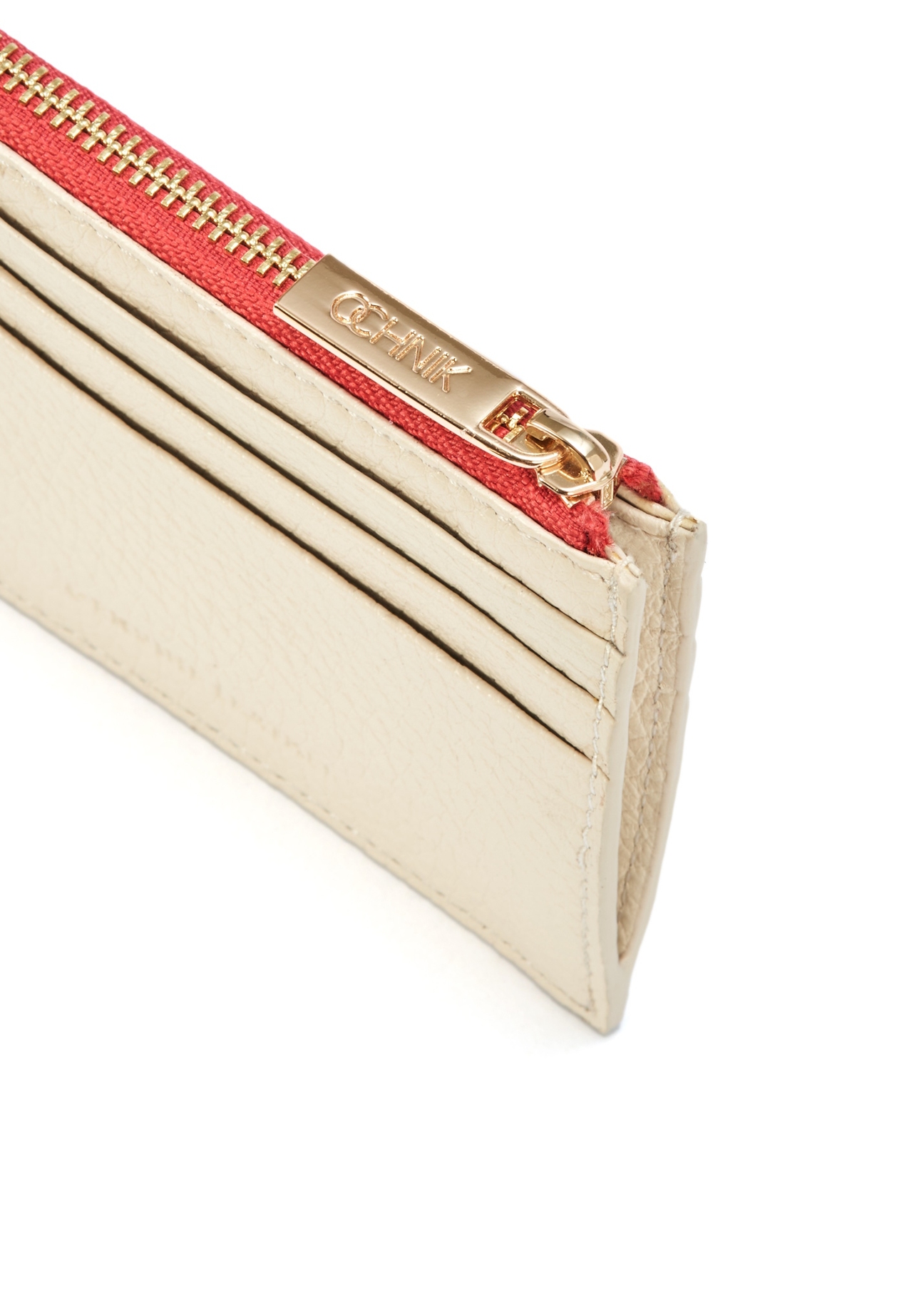Small women's leather wallet in cream color PORES-0946F-16(W25) - close-up of the gold zipper, on a white background.