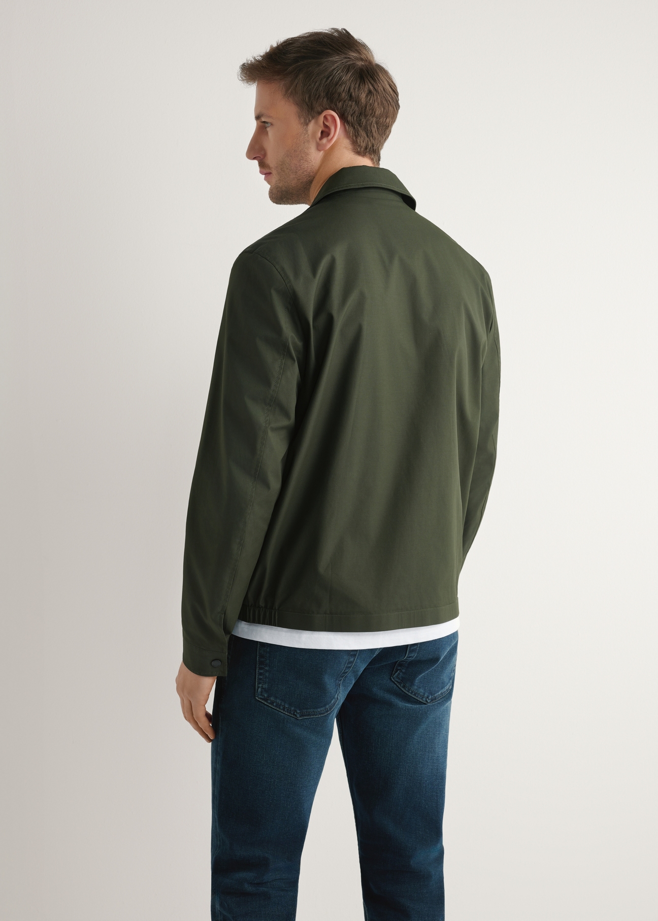 Men's transitional khaki jacket KURMT-0415-8D(W26), product view from the back on the model. Half of the silhouette visible.