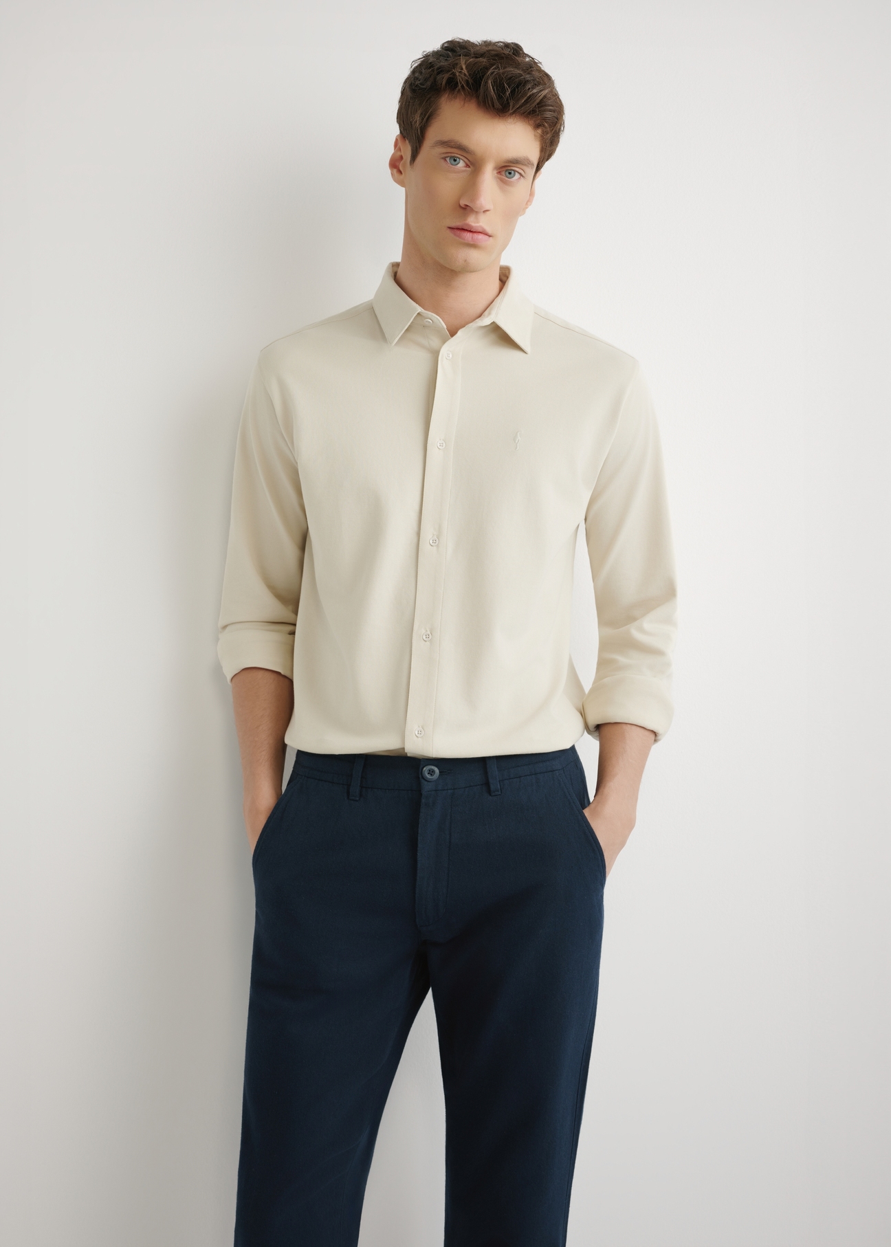 Beige men's cotton shirt KOSMT-0356-1A(W26), front view of the product on the model. Half of the silhouette visible.