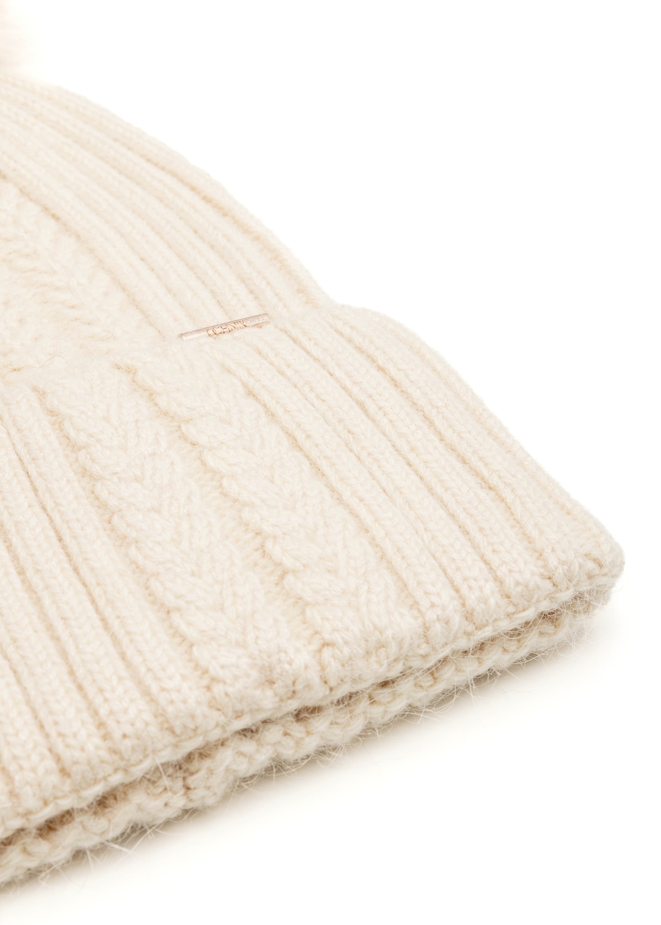 Cream women's hat with pompom CZADT-0216-16(Z25), close-up of the product detail, view on a white background.