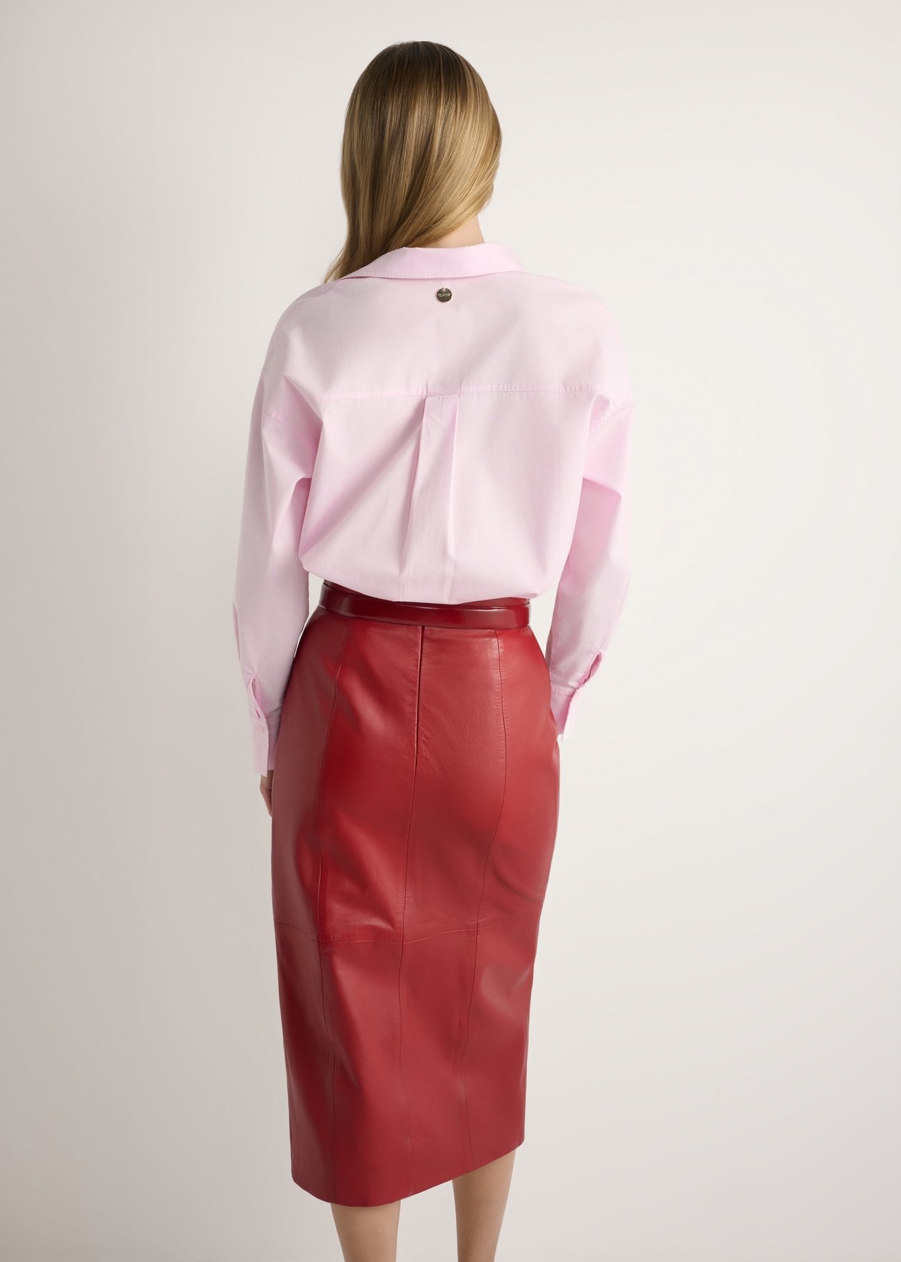 Light pink cotton women's shirt KOSDT-0181-5A(W26), back view of the product on the model. Half of the silhouette visible.