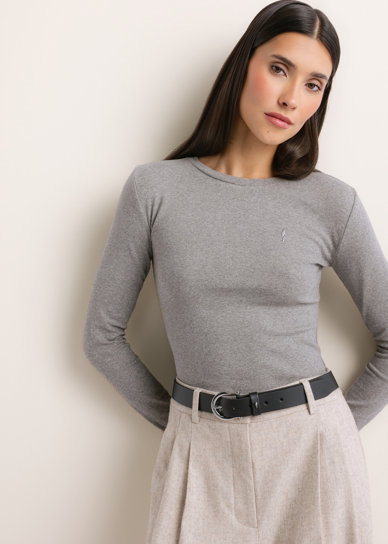 Women's gray cotton longsleeve LSLDT-0061-9B(Z26), front view of the product on the model. Half of the silhouette visible.