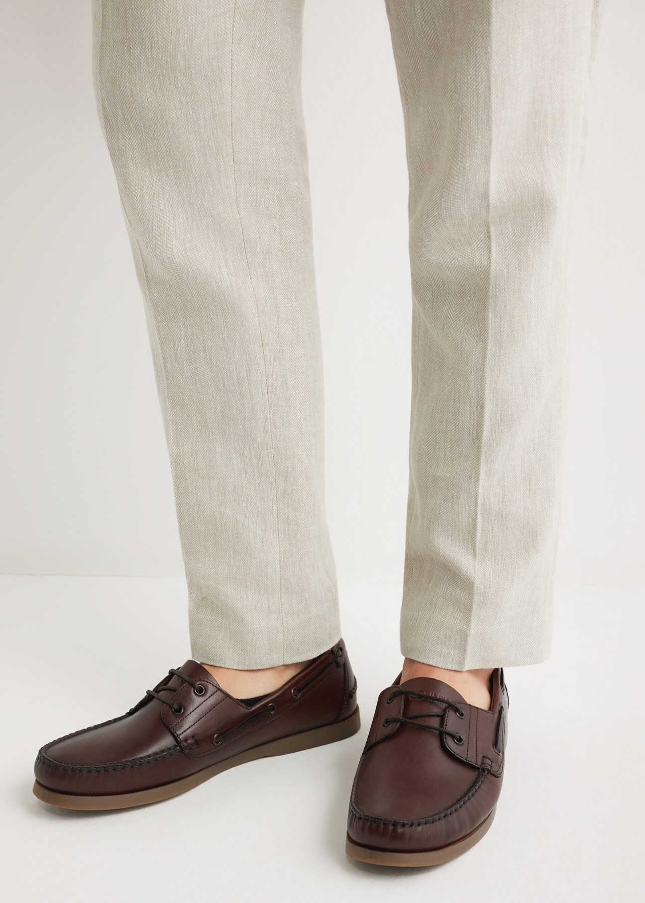 Men's dark brown leather shoes BUTYM-0540-1I(W26), front view of the product on the model's feet.