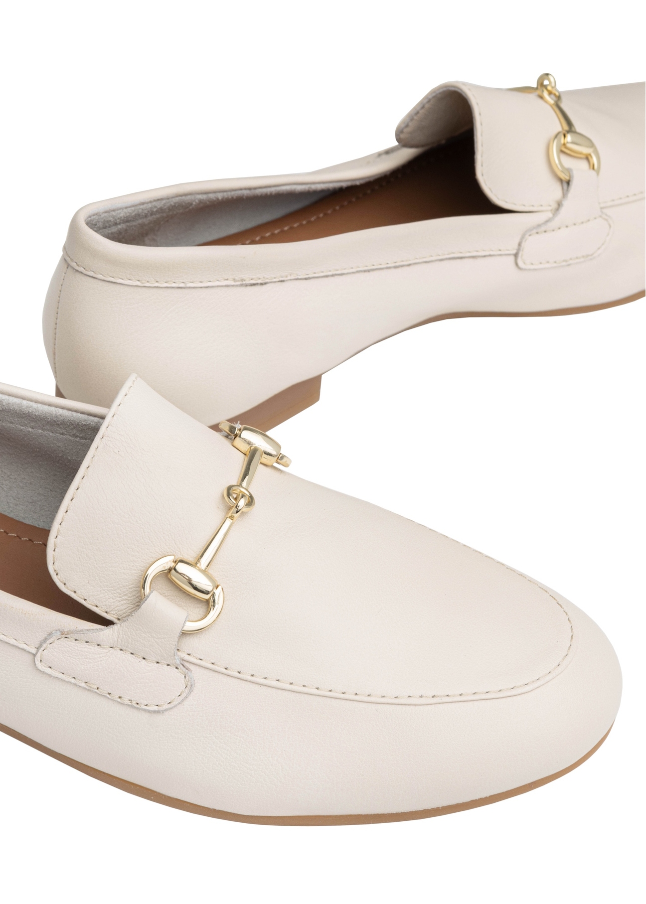 Women's cream leather moccasins with buckle BUTYD-0916A-0B(W26), close-up of the product detail on a white background.