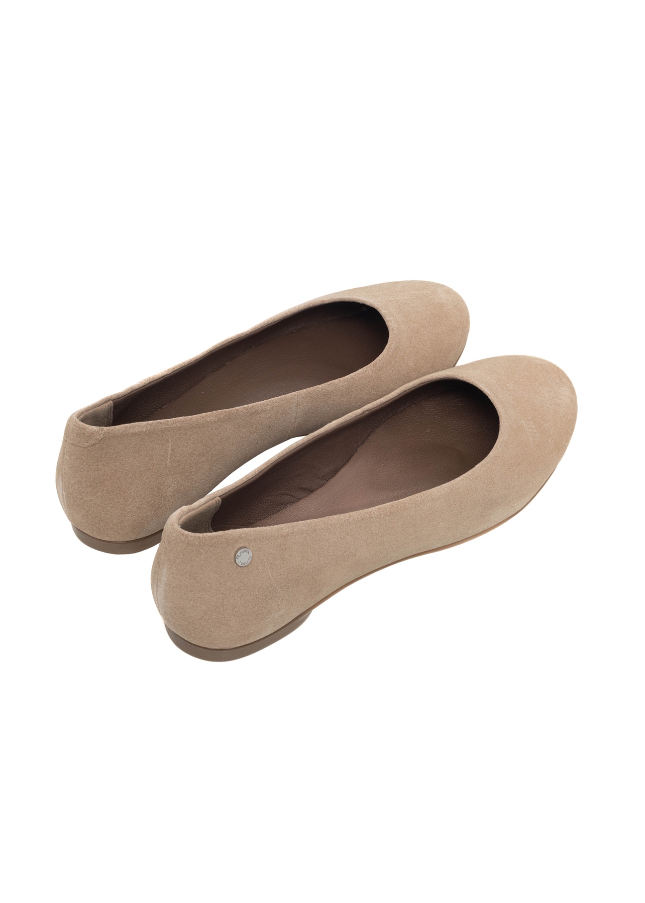 Women's suede ballet flats in cool beige color BUTYD-1286-1K(Z26), product view from the back on a light background.