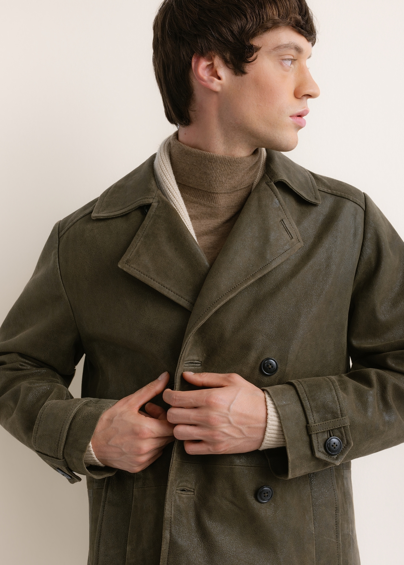 Men's khaki leather coat (model KURMS-0409A-8D(Z26)), front view on a model. Half-body shot.