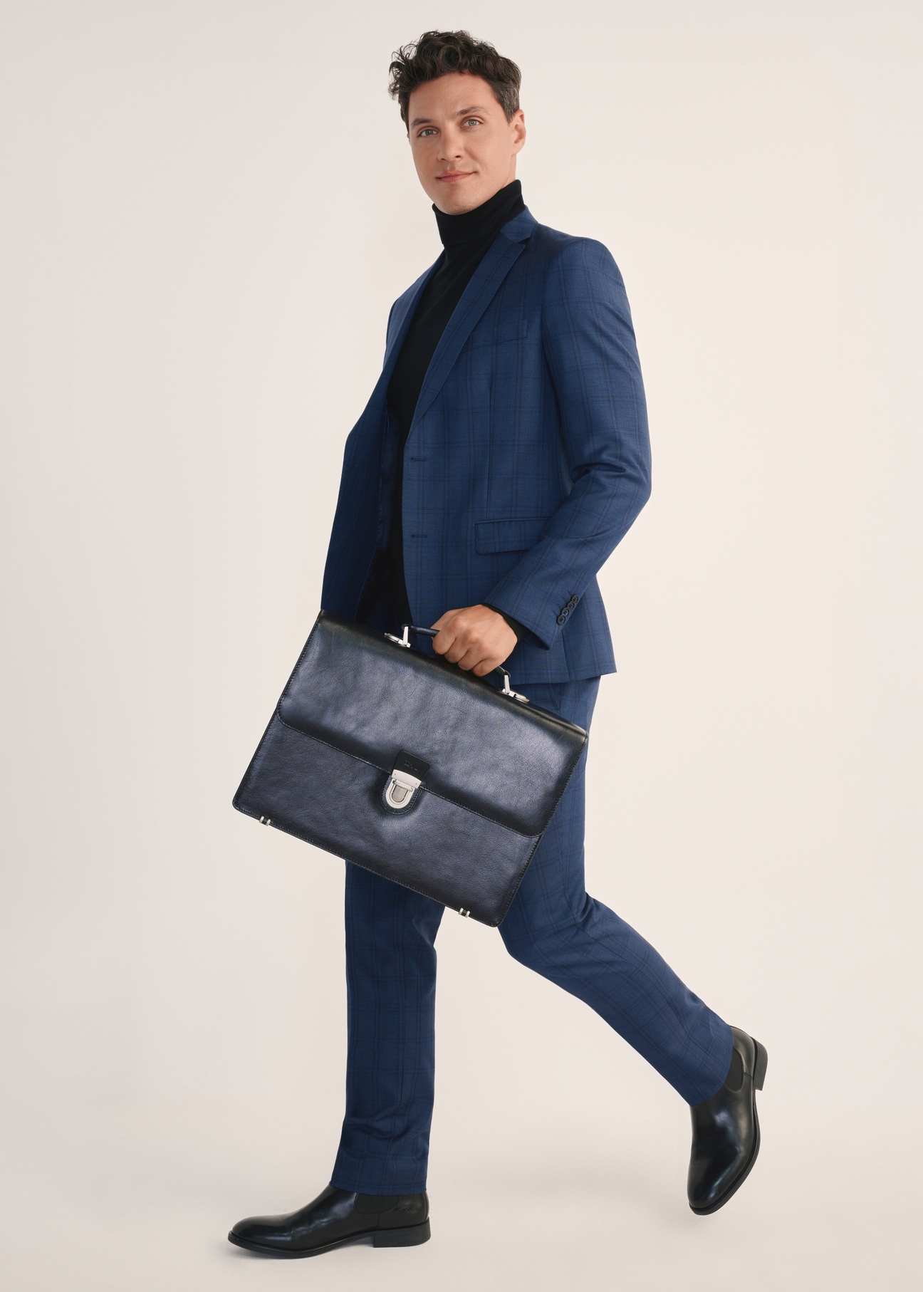 Men's leather briefcase TORMS-0478-99(Z25), front view of the product on the model, half of the silhouette visible.