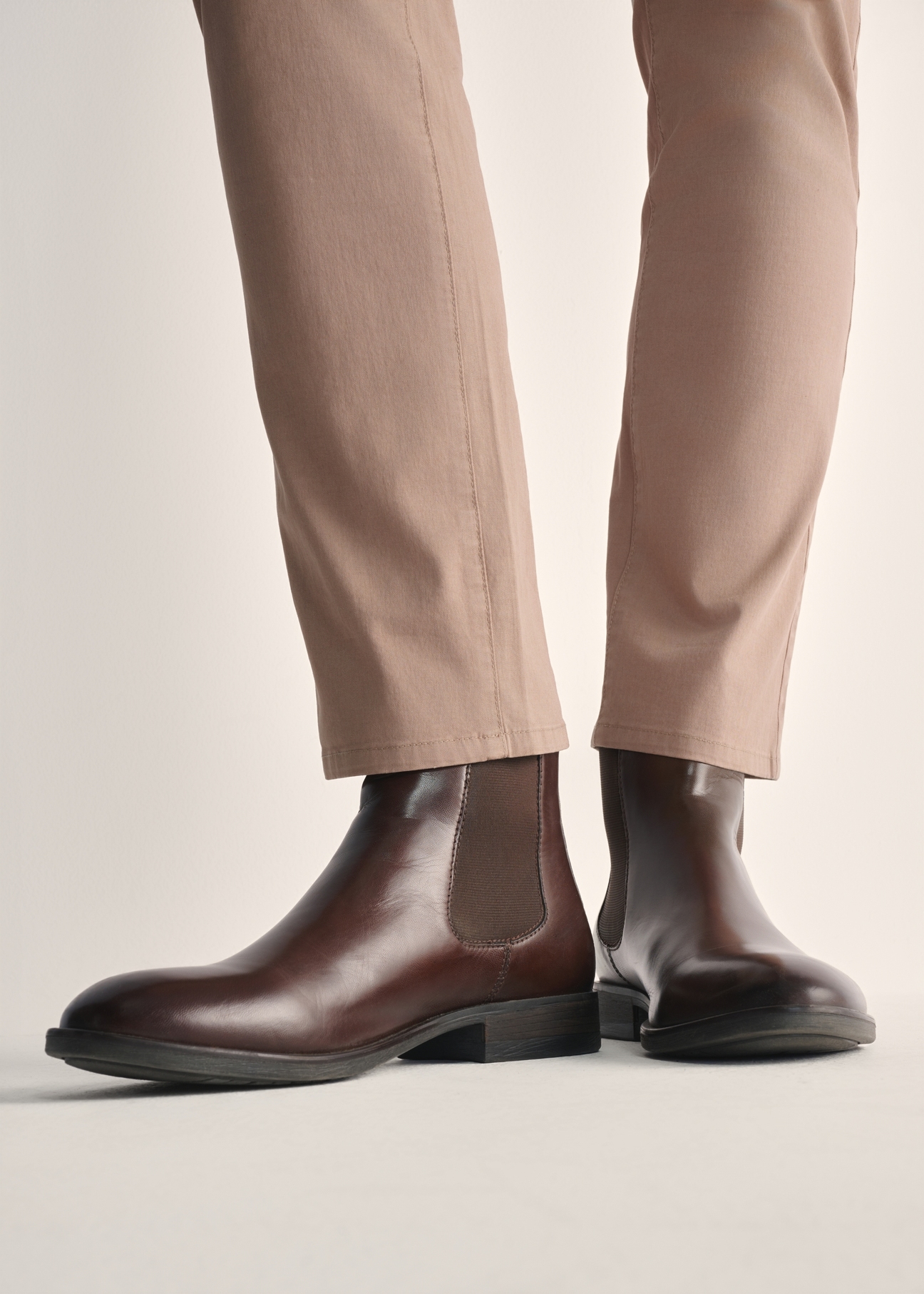 Men's brown leather Chelsea boots BUTYM-0463-89(Z25), product view on model's feet against a light background.