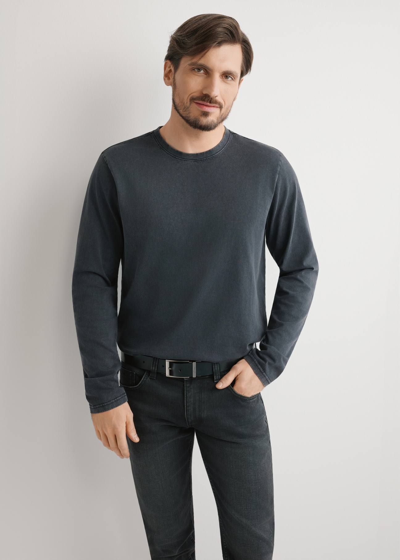 Black men's longsleeve LSLMT-0012-99(W26), front view of the product on the model. Half of the silhouette visible.